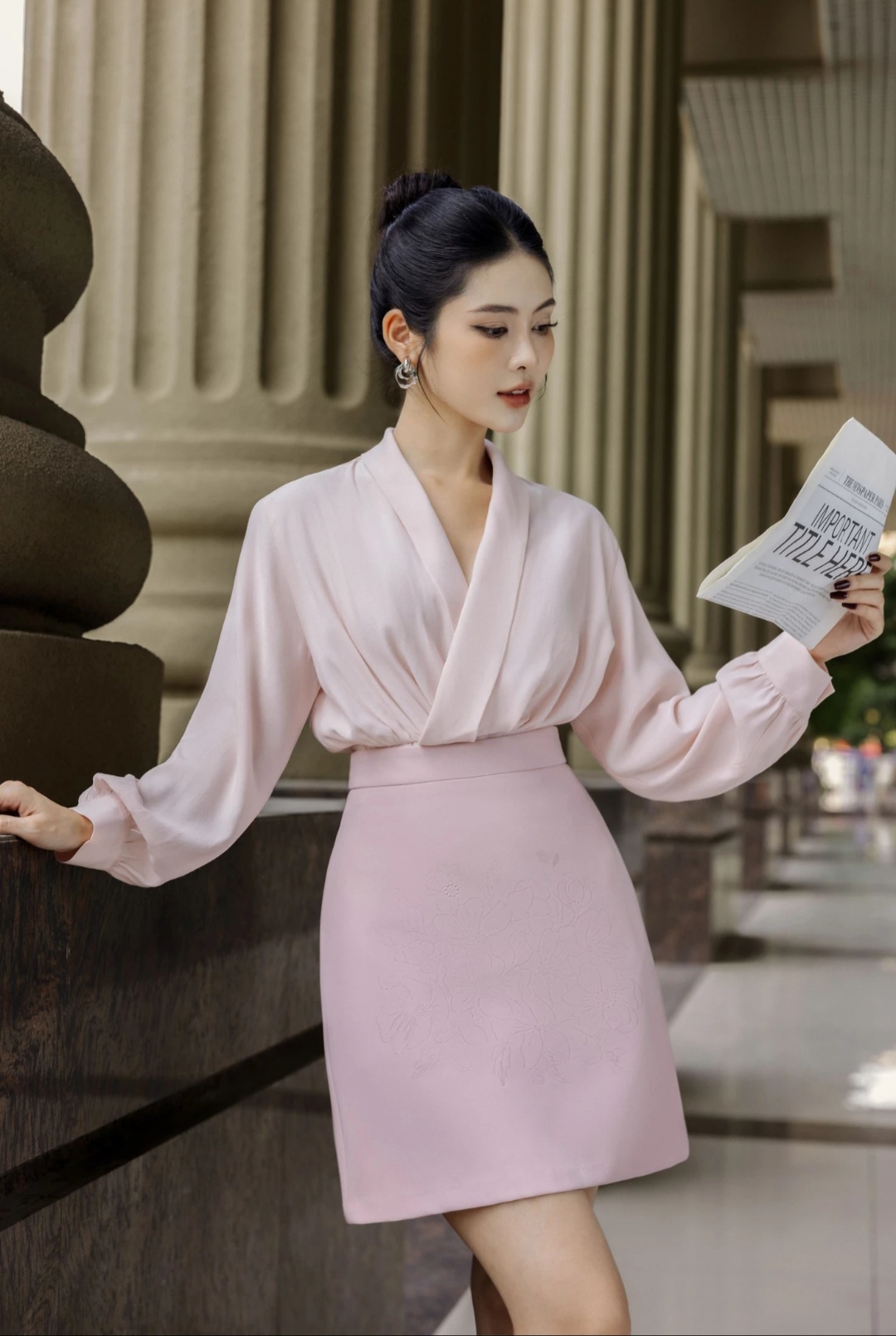 4 estilos de faldas ‘multiusos’ que te ayudarán a cambiar de estilo cada día - Foto 2. 4 kiểu chân váy ‘đa năng’ giúp bạn biến hóa phong cách mỗi ngày- Ảnh 2.