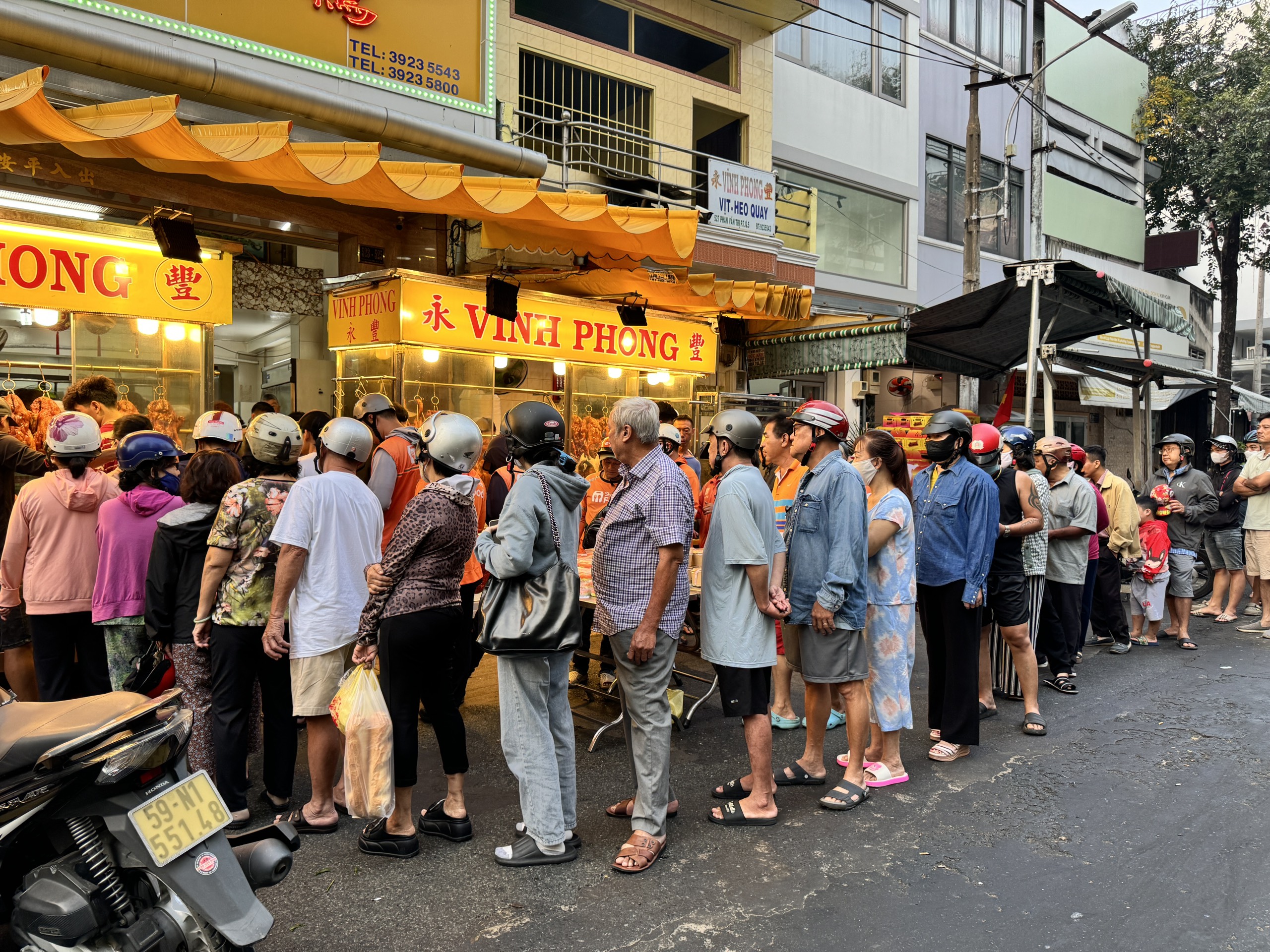 Đông nghẹt người ở TP.HCM xếp hàng mua heo quay, vịt quay cúng ngày vía Thần Tài- Ảnh 11.