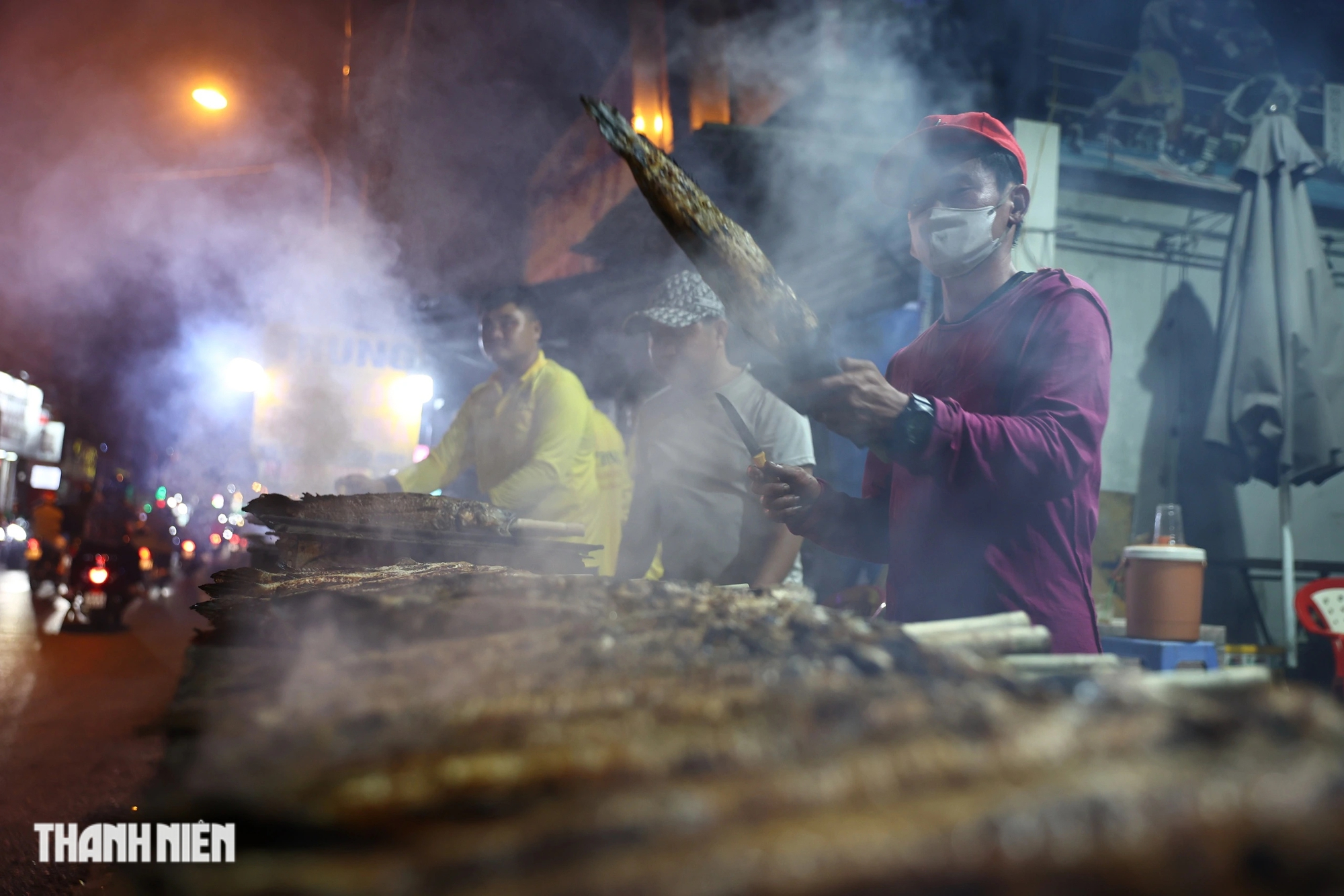 Trắng đêm nướng hàng ngàn con cá lóc, bán ngày vía Thần tài ở TP.HCM- Ảnh 4.