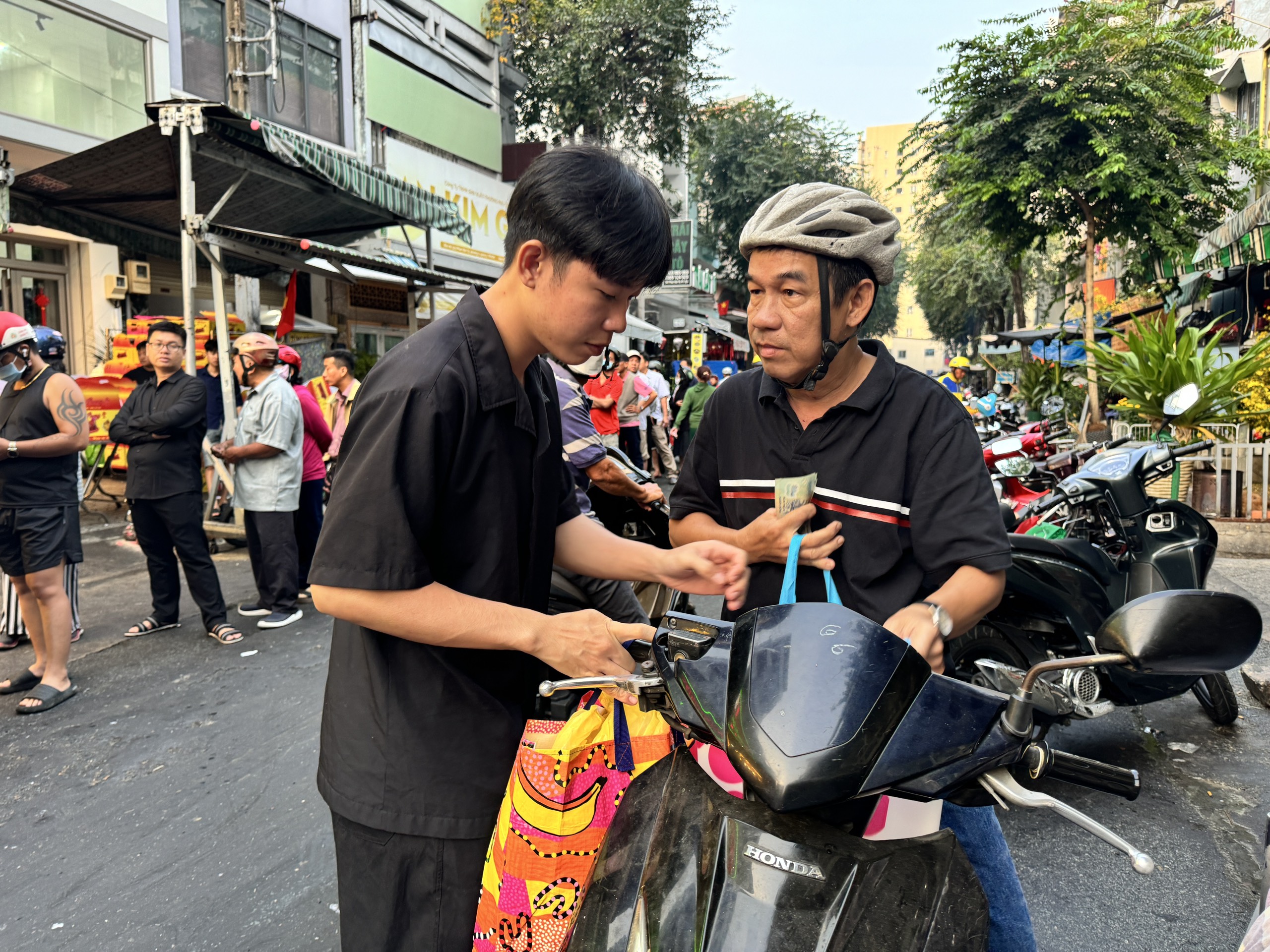 Đông nghẹt người ở TP.HCM xếp hàng mua heo quay, vịt quay cúng ngày vía Thần Tài- Ảnh 12.