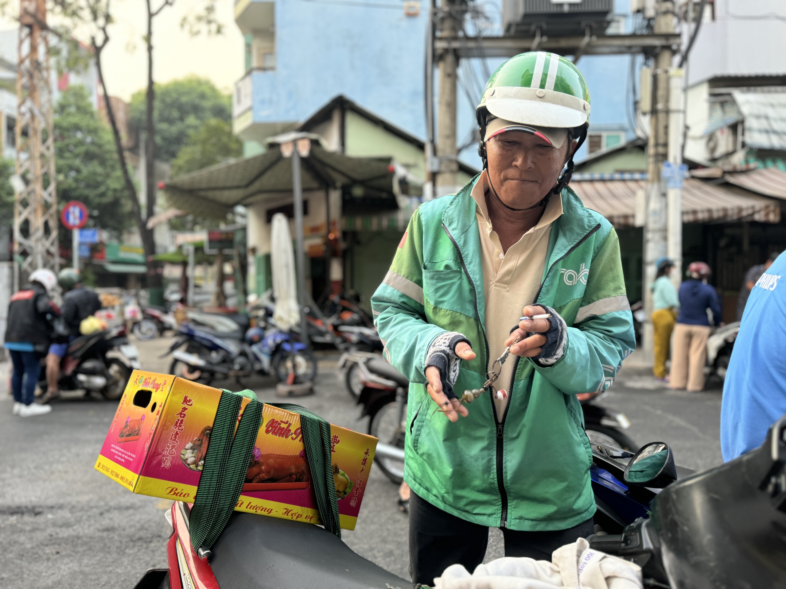 Đông nghẹt người ở TP.HCM xếp hàng mua heo quay, vịt quay cúng ngày vía Thần Tài- Ảnh 9.