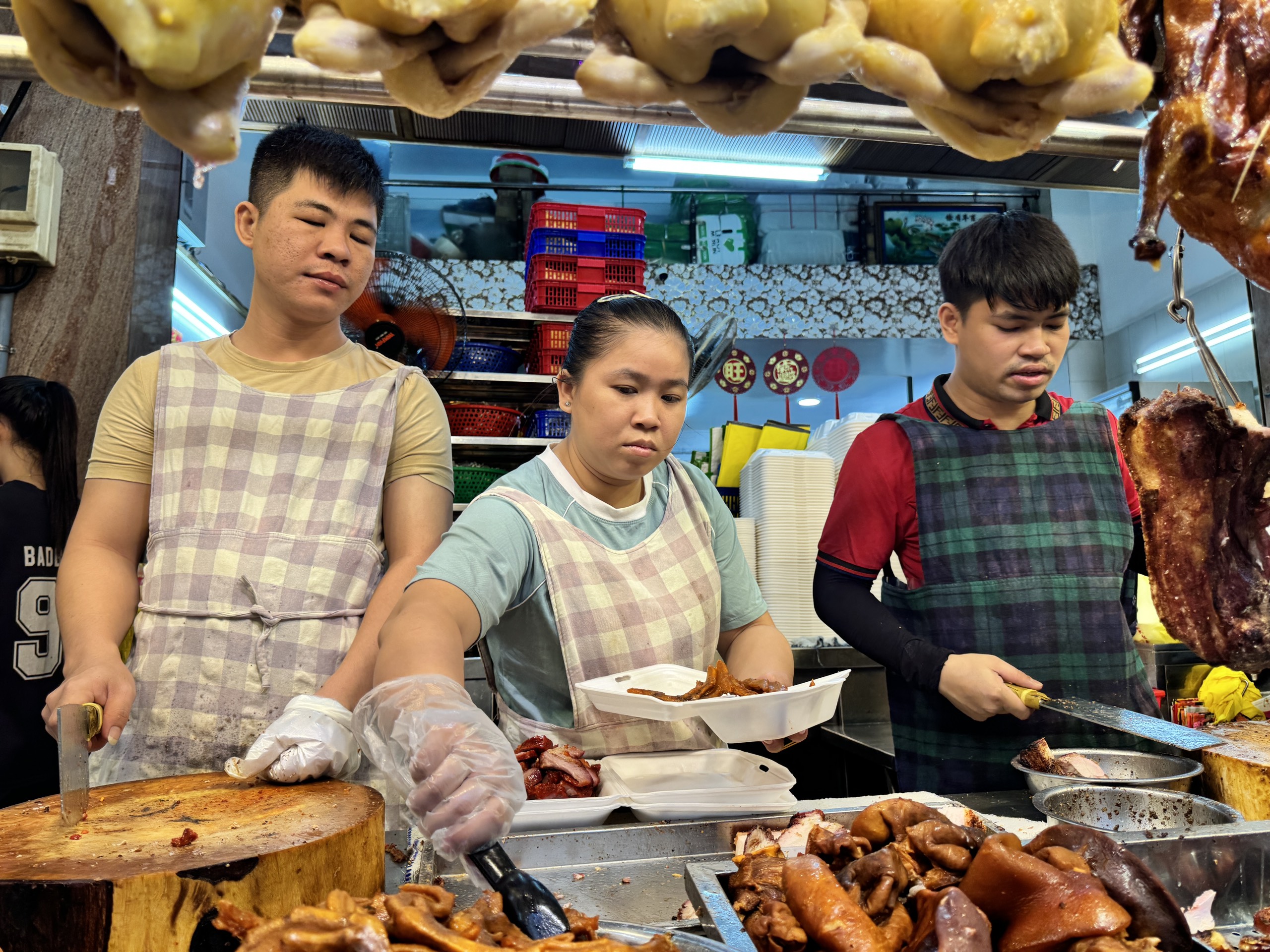 Đông nghẹt người ở TP.HCM xếp hàng mua heo quay, vịt quay cúng ngày vía Thần Tài- Ảnh 10.