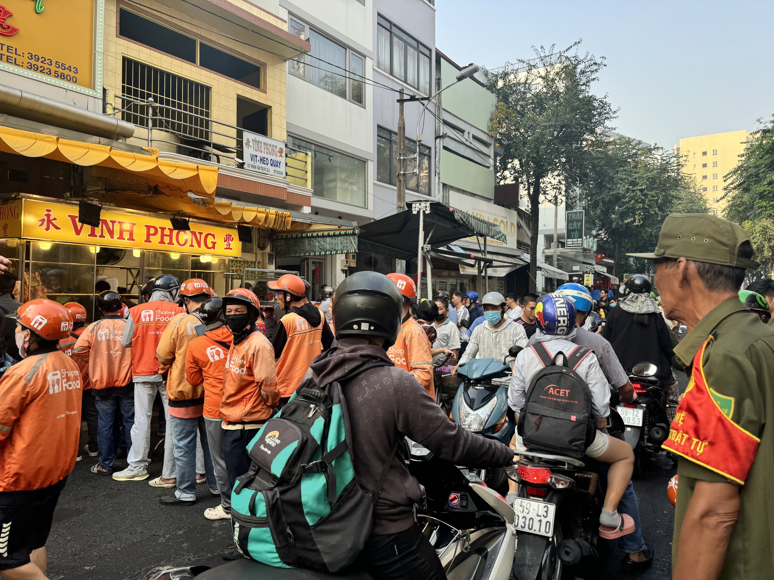 Đông nghẹt người ở TP.HCM xếp hàng mua heo quay, vịt quay cúng ngày vía Thần Tài- Ảnh 6.