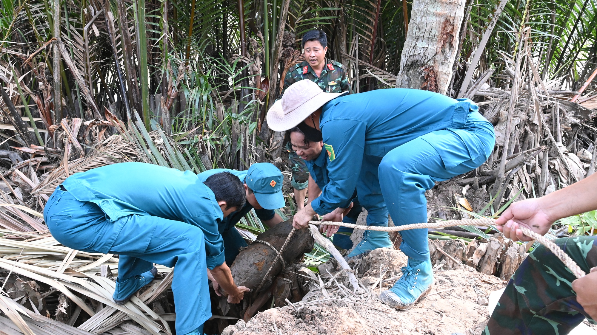 Di chuyển quả bom nặng 115 kg còn ngòi nổ đến nơi an toàn- Ảnh 2.