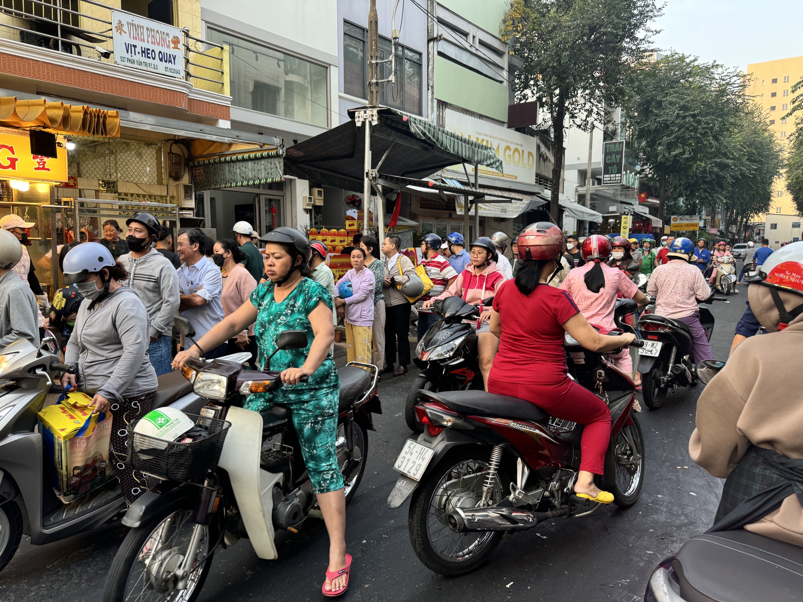 Đông nghẹt người ở TP.HCM xếp hàng mua heo quay, vịt quay cúng ngày vía Thần Tài- Ảnh 2.