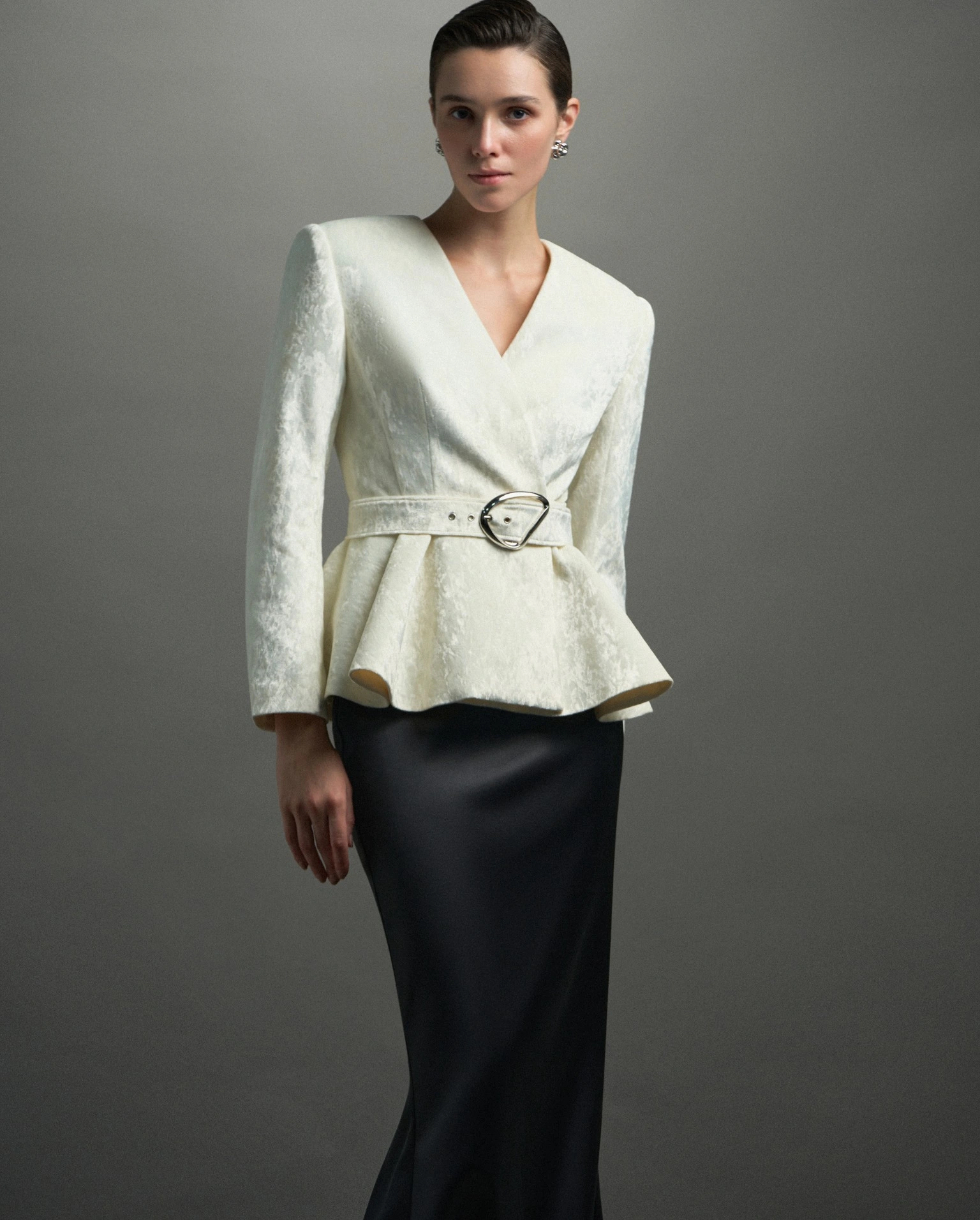 De volta ao escritório na primavera com o estilo Power - Foto 4. Trở lại văn phòng ngày xuân với phong cách Power dressing- Ảnh 4.
