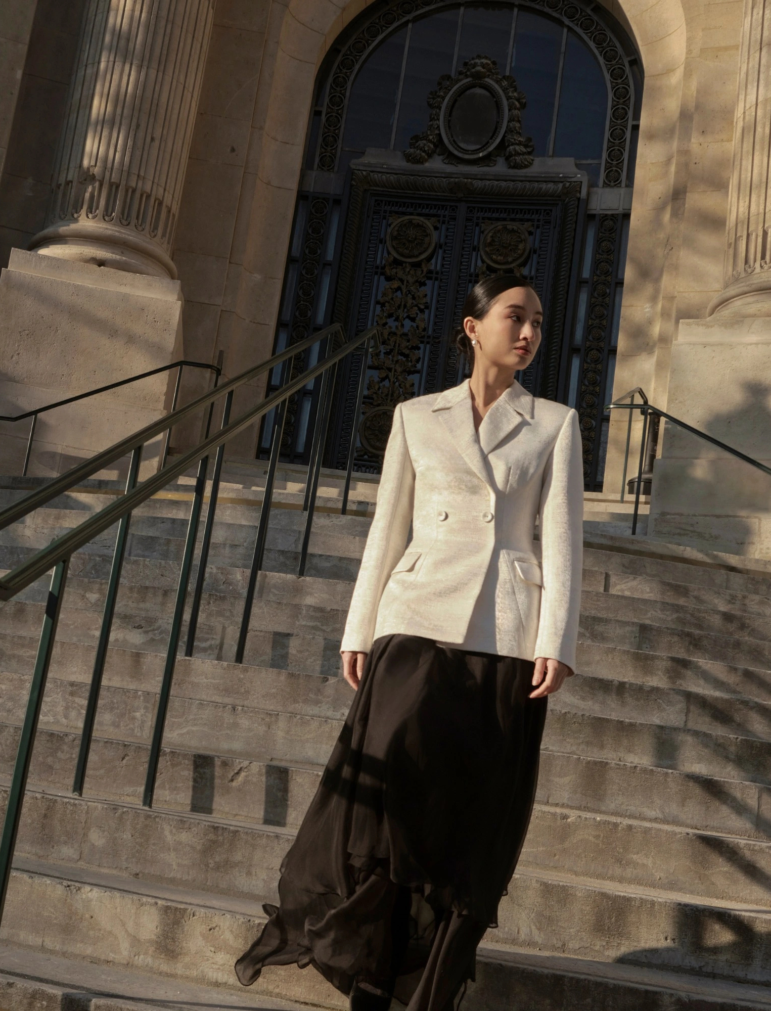 De volta ao escritório na primavera com o estilo Power - Foto 1. Trở lại văn phòng ngày xuân với phong cách Power dressing- Ảnh 1.
