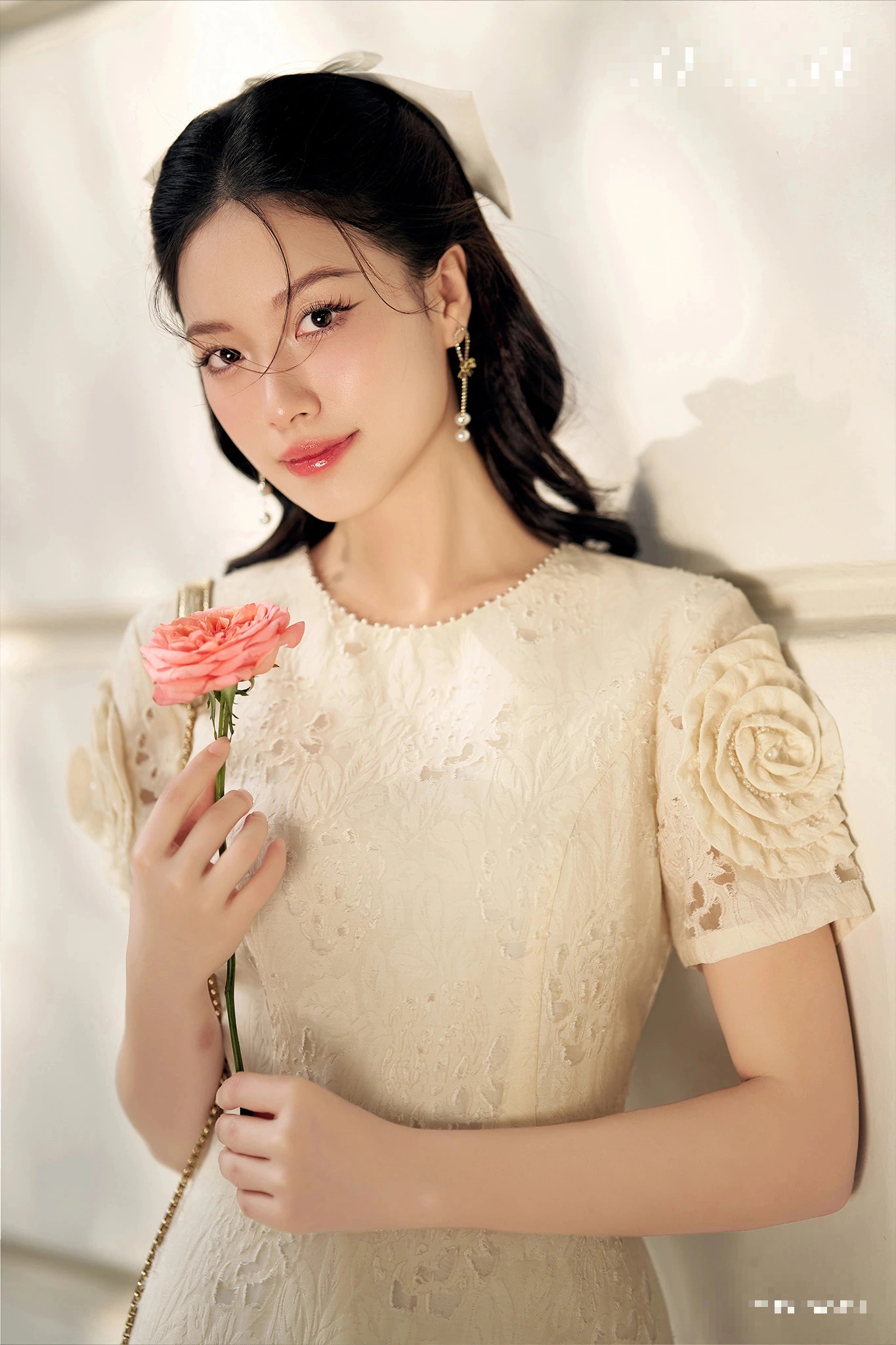 Τα έντονα χρωματιστά ρούχα είναι το μυστικό για να κερδίσετε πόντους στο καλό ντύσιμο στις αρχές της άνοιξης - Φωτογραφία 9. Trang phục sáng màu là bí quyết ghi điểm mặc đẹp đầu xuân- Ảnh 9.