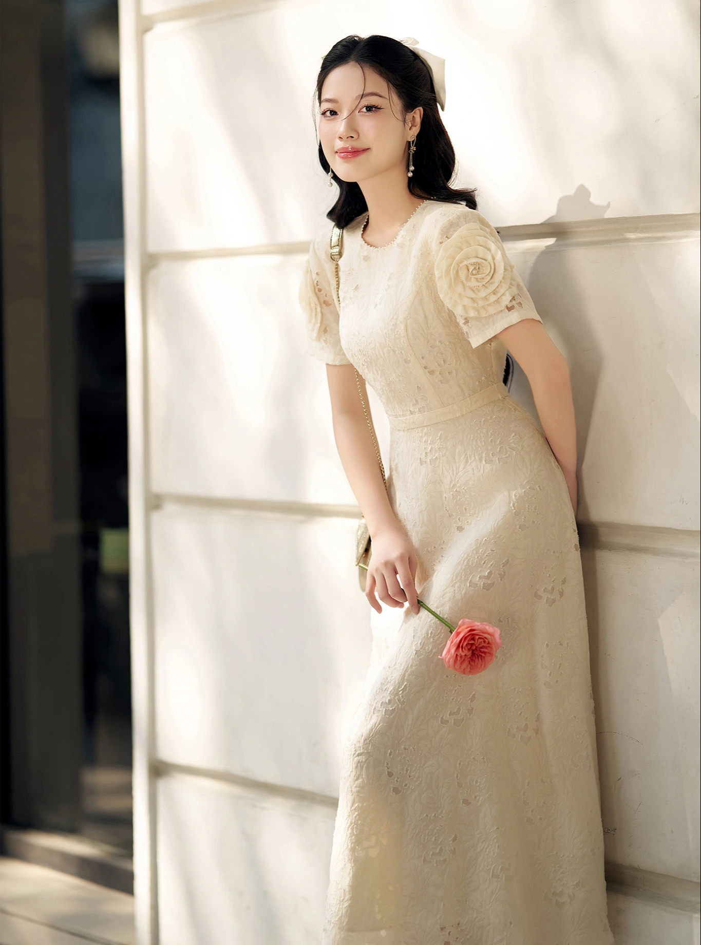 Τα έντονα χρωματιστά ρούχα είναι το μυστικό για να κερδίσετε πόντους στο καλό ντύσιμο στις αρχές της άνοιξης - Φωτογραφία 1. Trang phục sáng màu là bí quyết ghi điểm mặc đẹp đầu xuân- Ảnh 1.