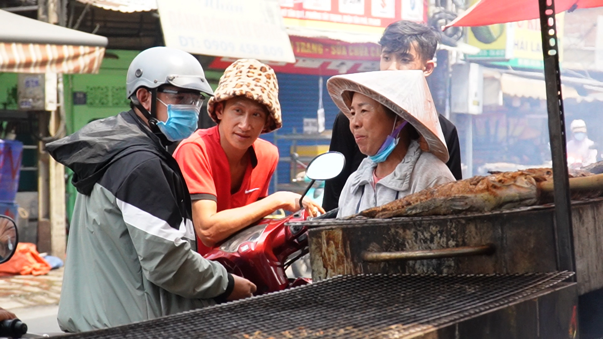 Tiệm cá lóc nước Trung đông khách nhưng vẫn chưa bằng các năm trước