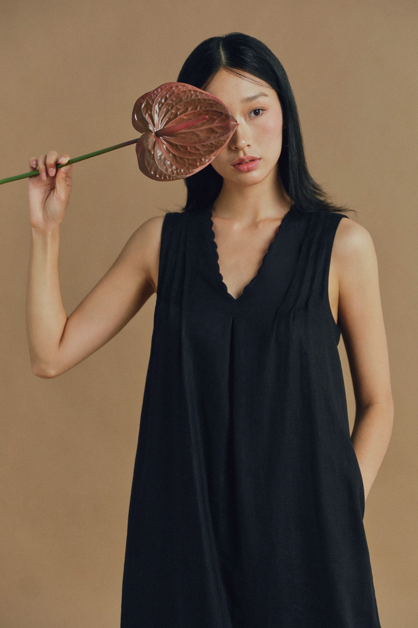 美しく、優しく、贅沢でありながら快適な柄のリネンドレス - 写真 11。 Đẹp dịu dàng, sang trọng mà vẫn thoải mái với váy suông linen họa tiết- Ảnh 11.