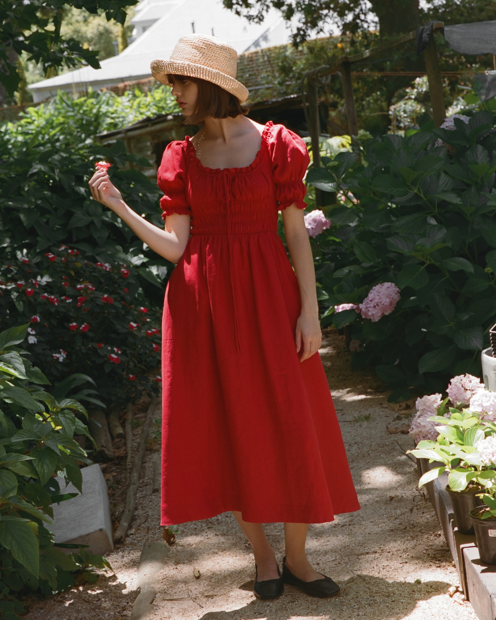 美しく、優しく、贅沢でありながら快適な柄のリネンドレス - 写真 10。 Đẹp dịu dàng, sang trọng mà vẫn thoải mái với váy suông linen họa tiết- Ảnh 10.