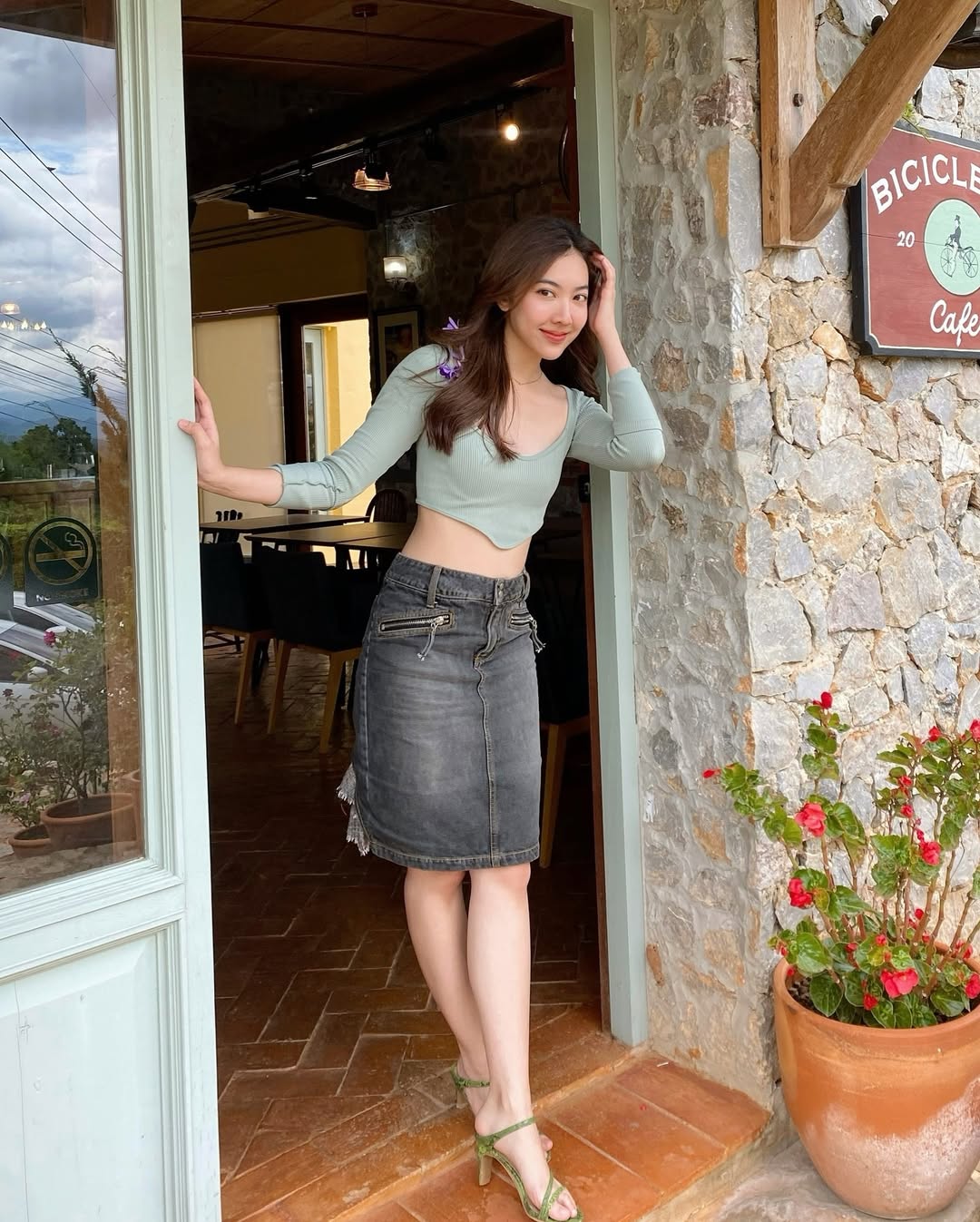 កូរពេញផ្លូវជាមួយនឹងការត្រលប់មកវិញនៃកំពូលដំណាំ - រូបថត 8 ។ Khuấy đảo đường phố với sự trở lại của áo crop top- Ảnh 8.