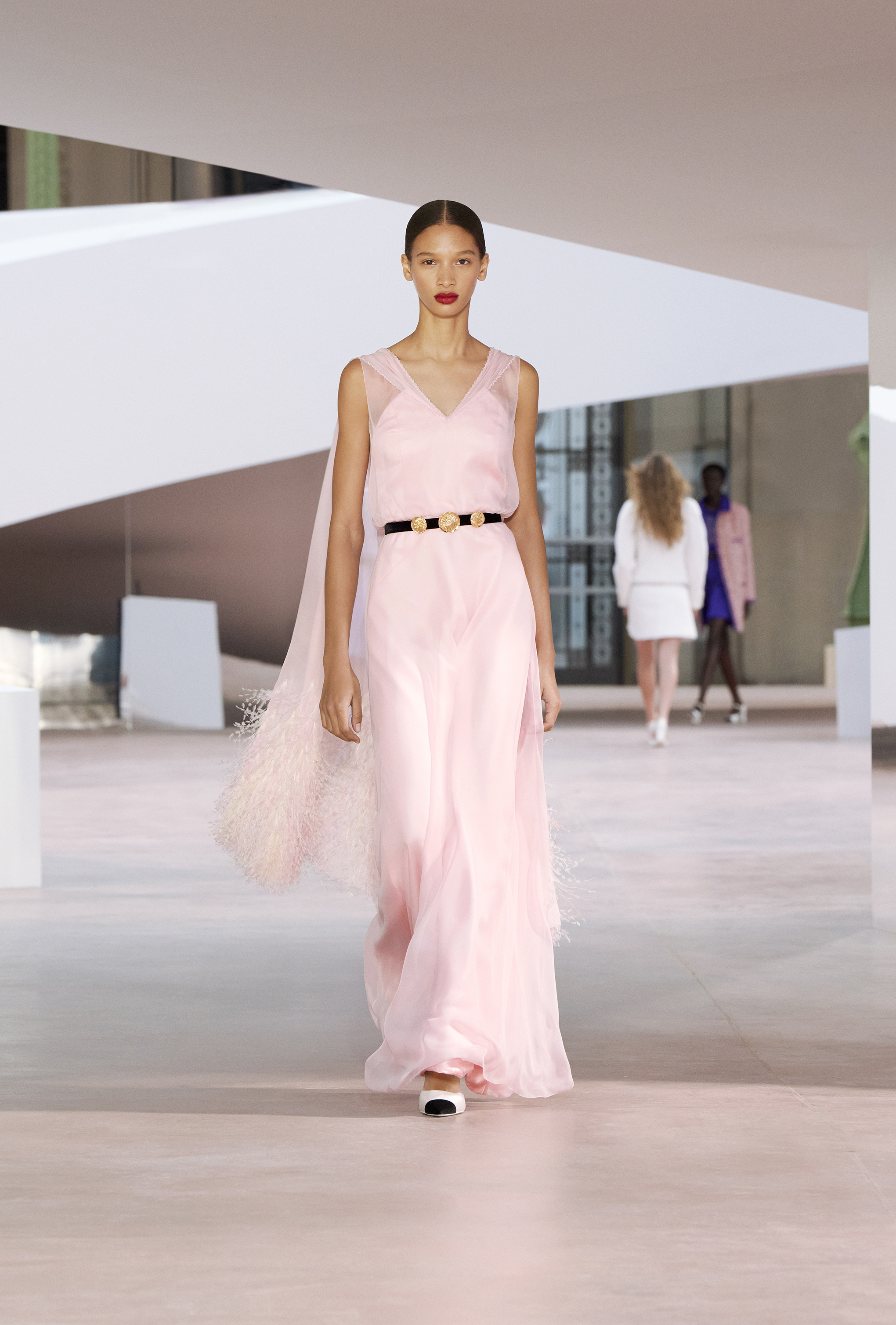 Вражаюче повернення рожевого кольору в дизайні 2025 року - Фото 5. Sự trở lại đầy ấn tượng của màu hồng trong những thiết kế 2025- Ảnh 5.