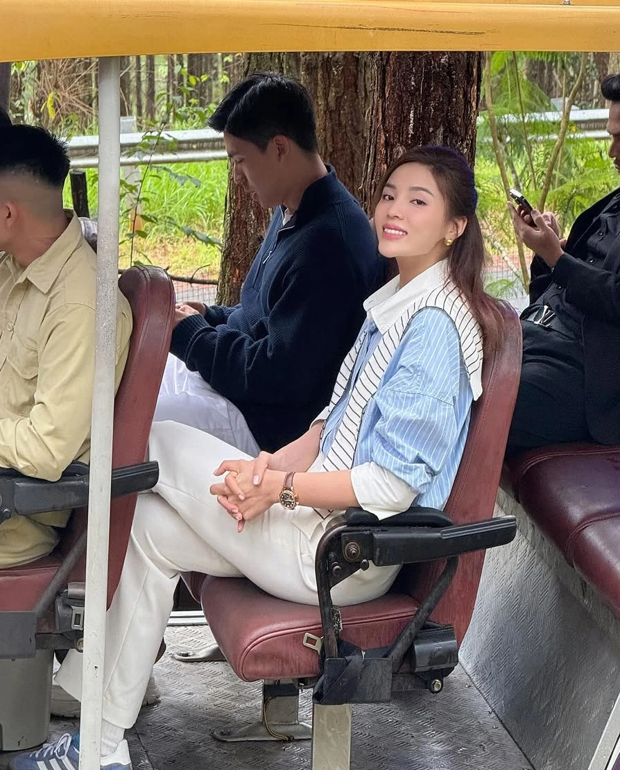 Segarkan gaya Anda di awal tahun dengan mengenakan pakaian bergaris - Foto 7. Trẻ hóa phong cách đầu năm nhờ diện đồ họa tiết kẻ sọc- Ảnh 7.