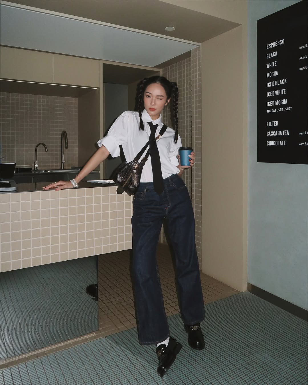 Hvit skjorte, et «nasjonalt» plagg som alle jenter burde ha – bilde 1. Áo sơ mi trắng, món đồ ‘quốc dân’ mà nàng nào cũng nên có- Ảnh 1.