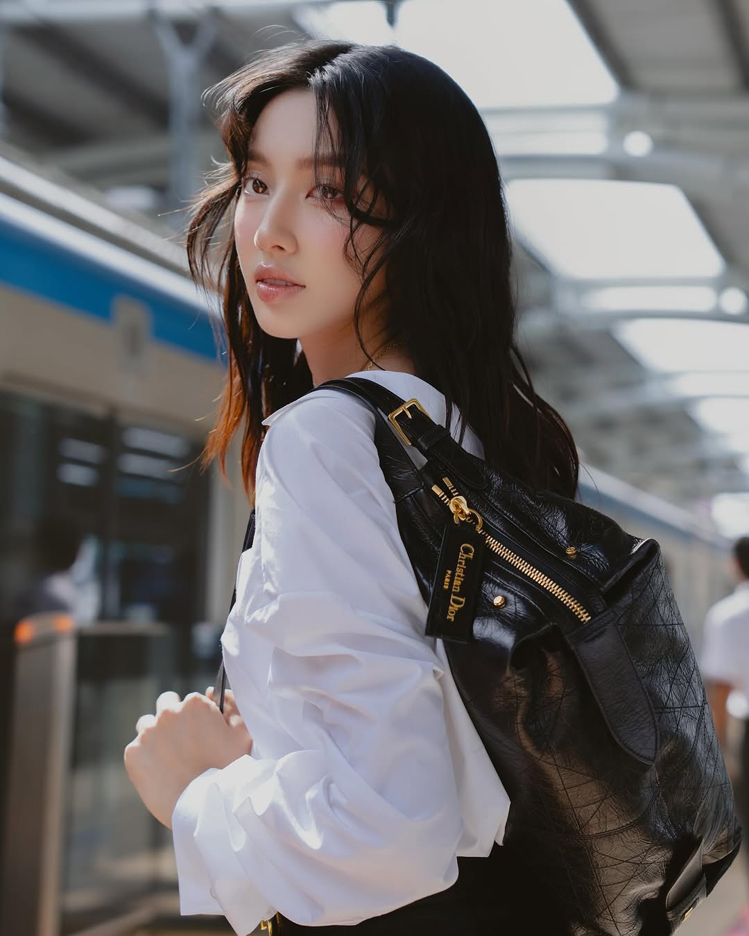 Hvit skjorte, et «nasjonalt» plagg som alle jenter burde ha – bilde 6. Áo sơ mi trắng, món đồ ‘quốc dân’ mà nàng nào cũng nên có- Ảnh 6.