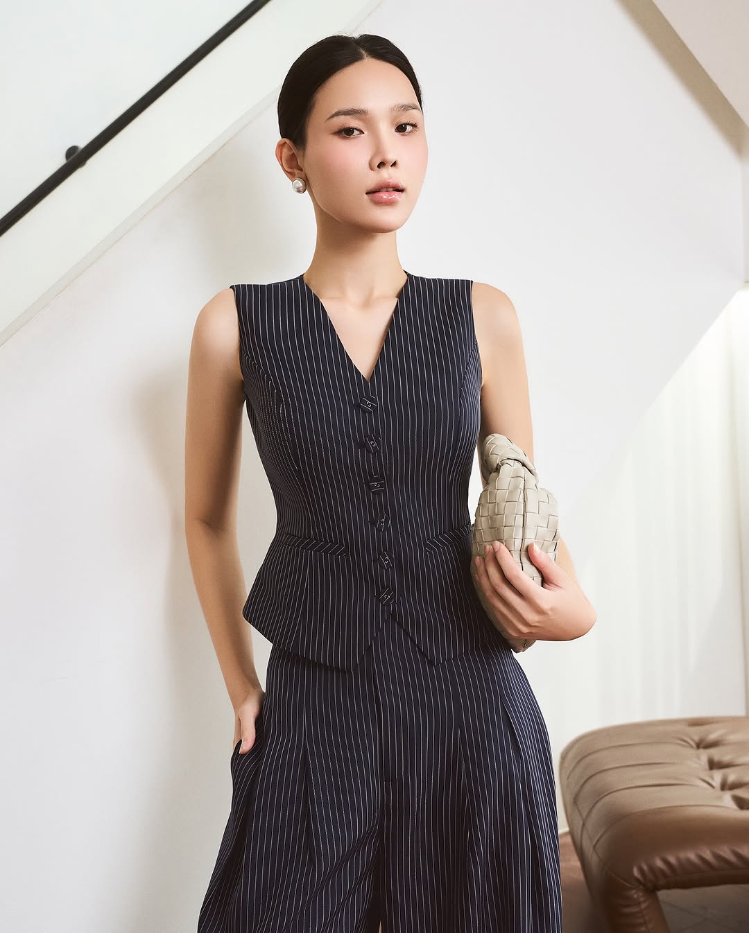 Segarkan gaya Anda di awal tahun dengan mengenakan pakaian bergaris - Foto 2. Trẻ hóa phong cách đầu năm nhờ diện đồ họa tiết kẻ sọc- Ảnh 2.