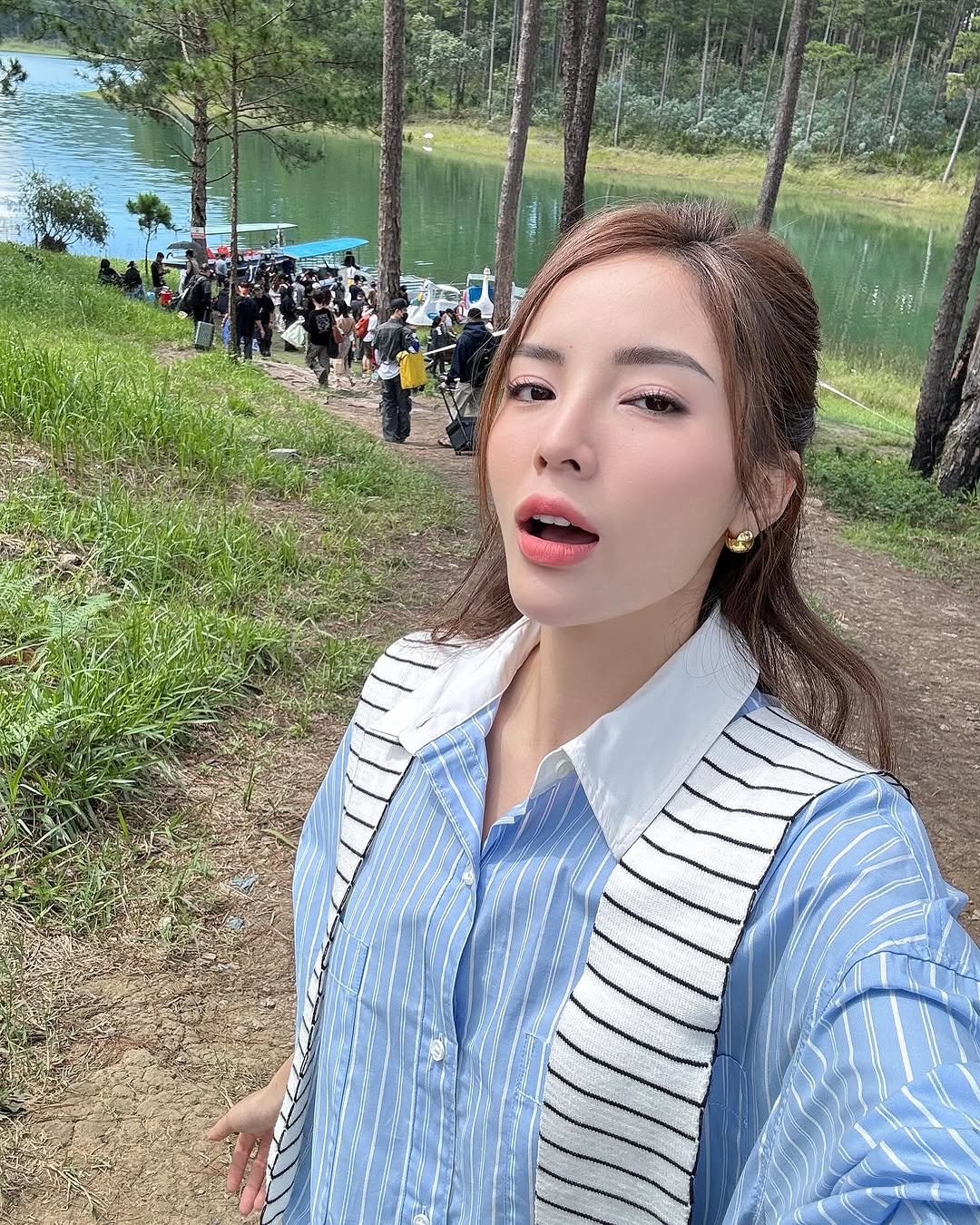 Segarkan gaya Anda di awal tahun dengan mengenakan pakaian bergaris - Foto 8. Trẻ hóa phong cách đầu năm nhờ diện đồ họa tiết kẻ sọc- Ảnh 8.