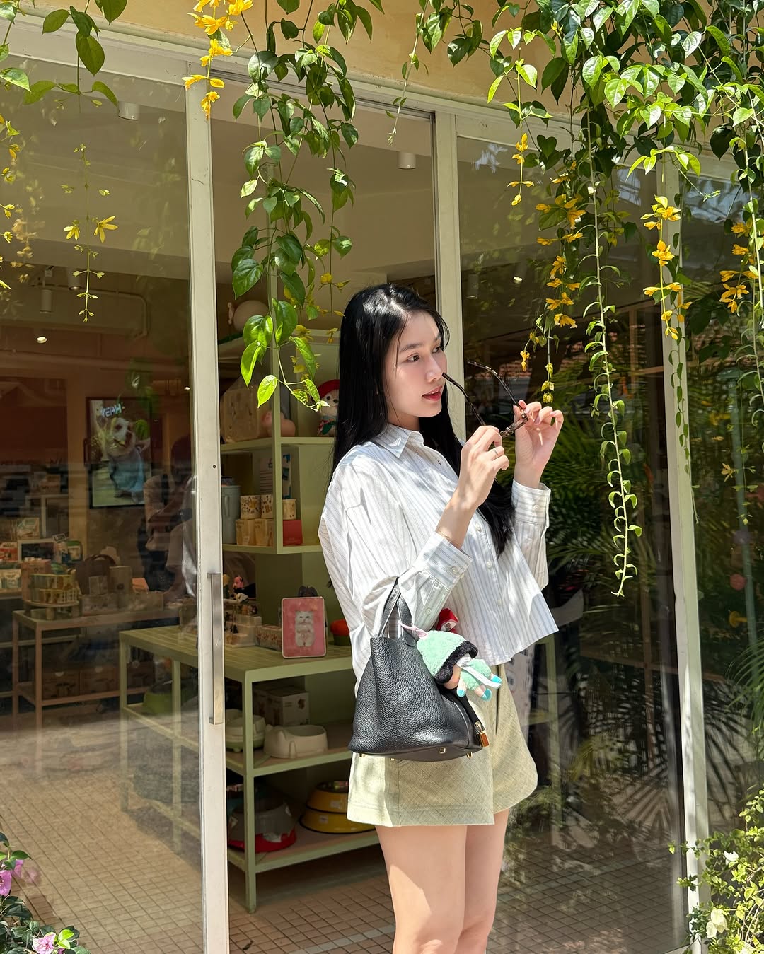 Segarkan gaya Anda di awal tahun dengan mengenakan pakaian bergaris - Foto 3. Trẻ hóa phong cách đầu năm nhờ diện đồ họa tiết kẻ sọc- Ảnh 3.