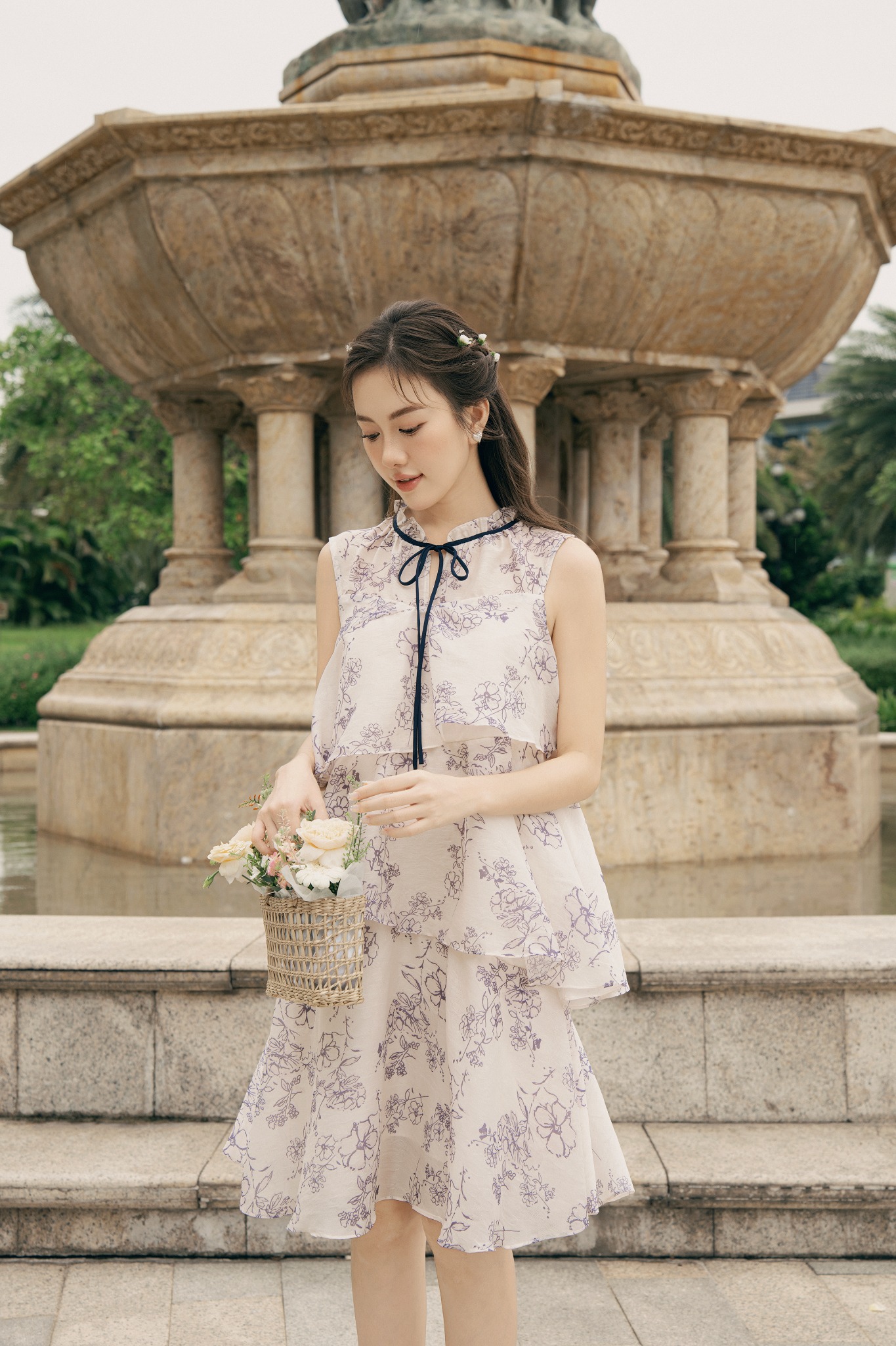 Les robes fleuries sont « l'arme » secrète pour un look printanier radieux - Photo 1. Váy hoa là ‘vũ khí’ bí mật cho vẻ ngoài rạng rỡ ngày xuân- Ảnh 1.