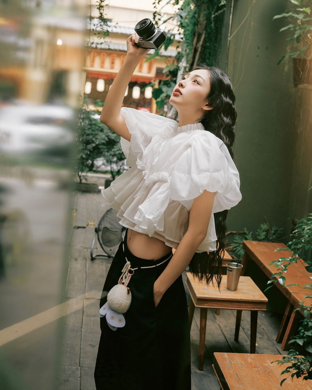 สง่างามและทันสมัยในสไตล์ 'สาวสะอาด' จากเสื้อเชิ้ตและเสื้อยืดสีขาว - ภาพที่ 2 Thanh thoát, hiện đại với phong cách 'clean girl' từ áo sơ mi, áo thun trắng- Ảnh 2.