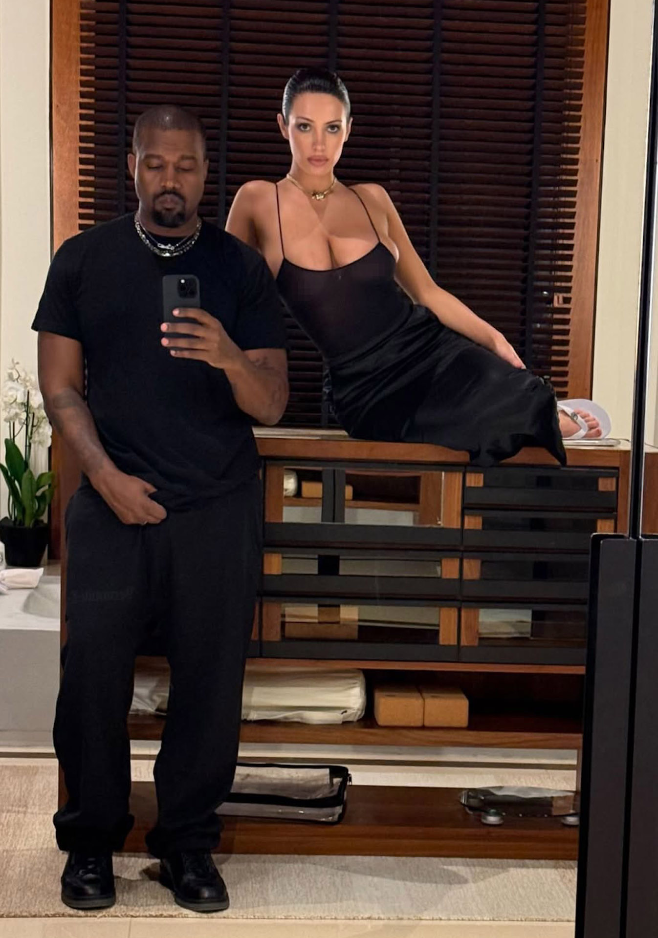 Kanye West - Bianca Censori: Cặp đôi lắm ồn ào- Ảnh 10.