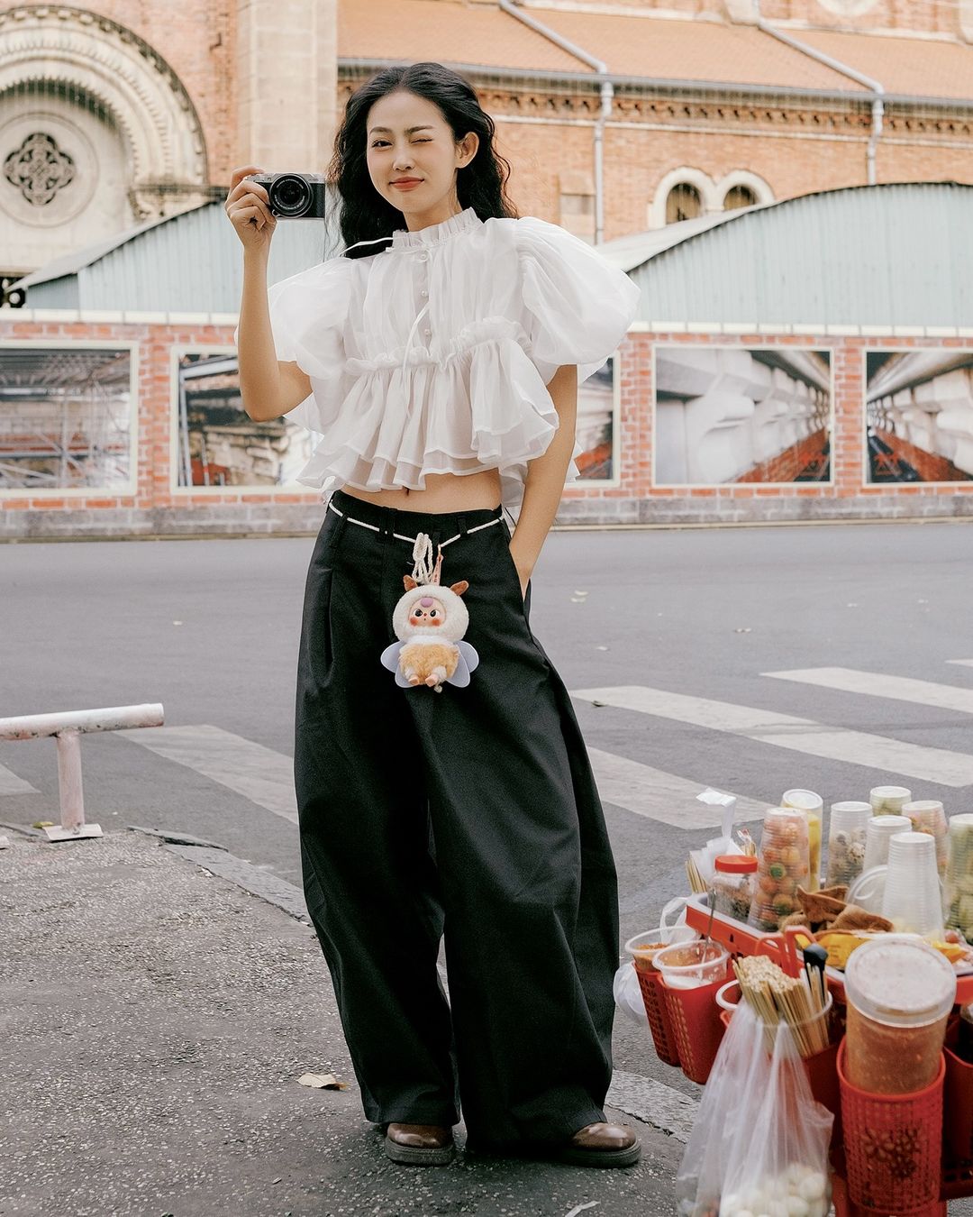 สง่างามและทันสมัยในสไตล์ 'สาวสะอาด' จากเสื้อเชิ้ตและเสื้อยืดสีขาว - ภาพที่ 1 Thanh thoát, hiện đại với phong cách 'clean girl' từ áo sơ mi, áo thun trắng- Ảnh 1.