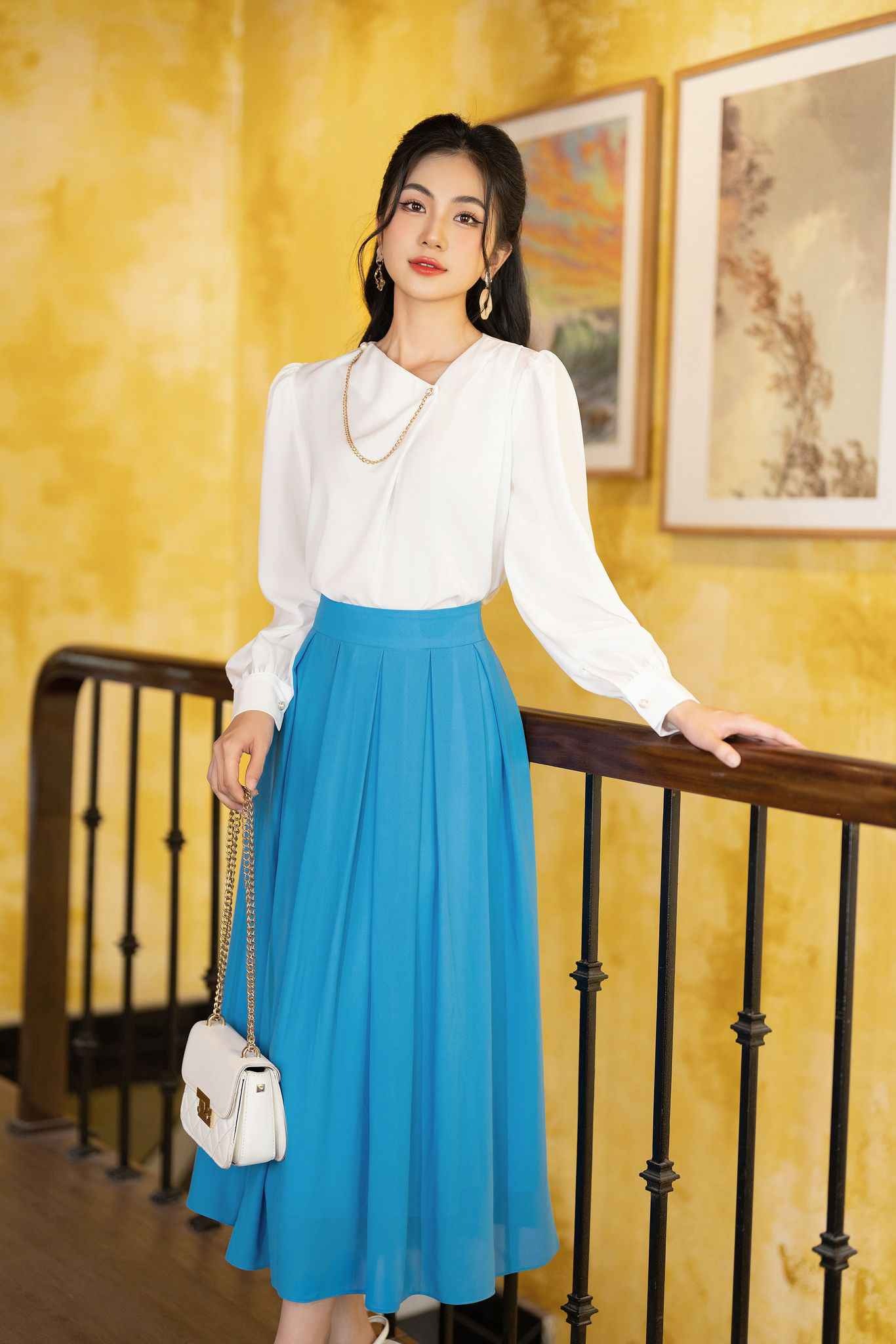 Průvodce oblékáním se 4 styly košil pro kancelářské dámy - Foto 2. Cẩm nang mặc đẹp với 4 kiểu áo dành cho cô nàng công sở- Ảnh 2.