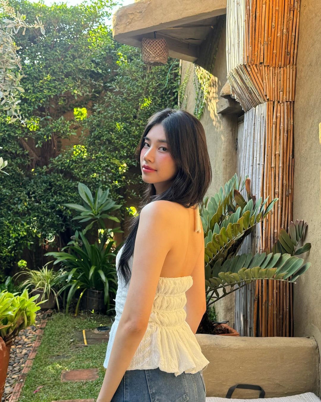 สง่างามและทันสมัยในสไตล์ 'สาวสะอาด' จากเสื้อเชิ้ตและเสื้อยืดสีขาว - ภาพที่ 4 Thanh thoát, hiện đại với phong cách 'clean girl' từ áo sơ mi, áo thun trắng- Ảnh 4.