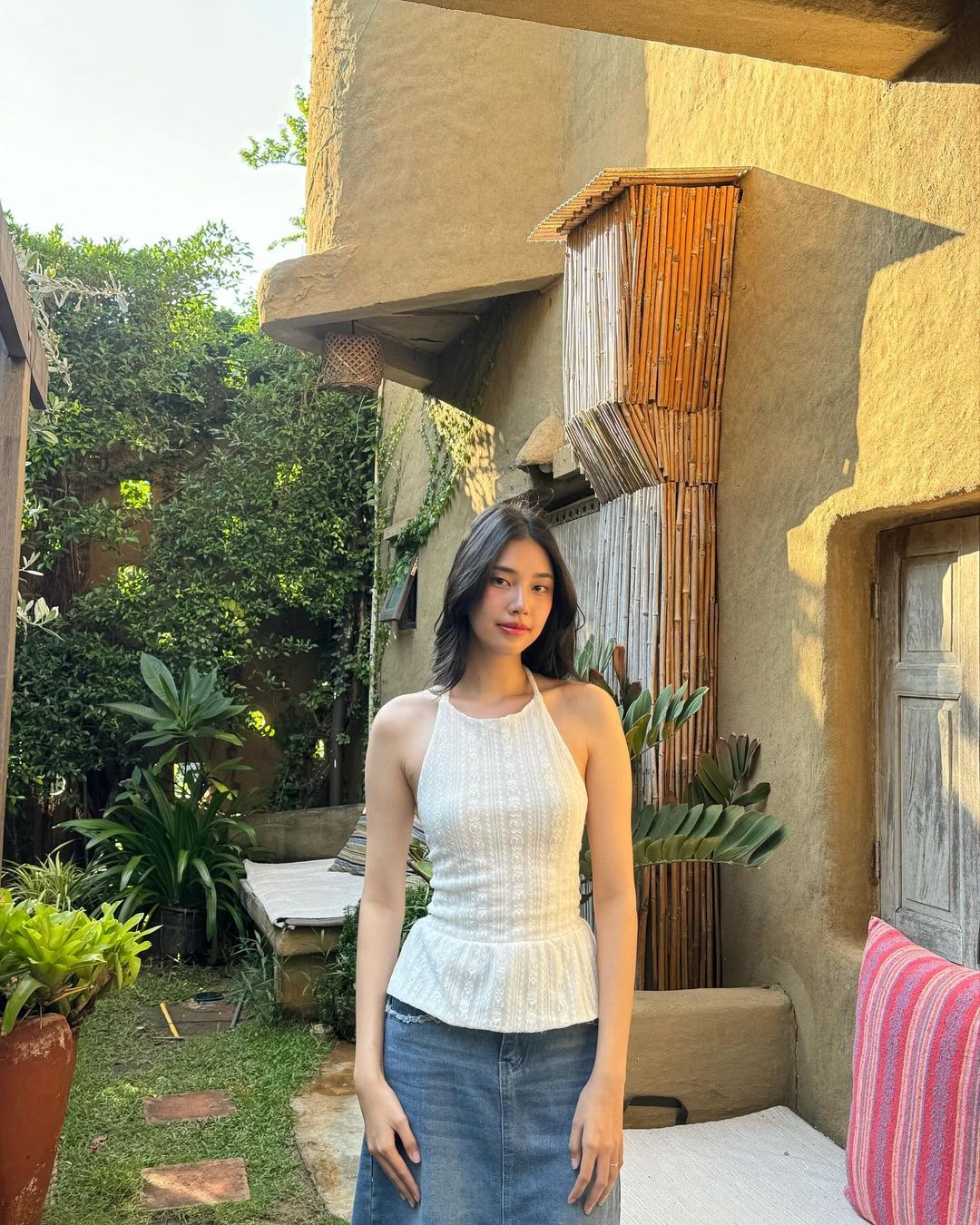 สง่างามและทันสมัยในสไตล์ 'สาวสะอาด' จากเสื้อเชิ้ตและเสื้อยืดสีขาว - ภาพที่ 5 Thanh thoát, hiện đại với phong cách 'clean girl' từ áo sơ mi, áo thun trắng- Ảnh 5.