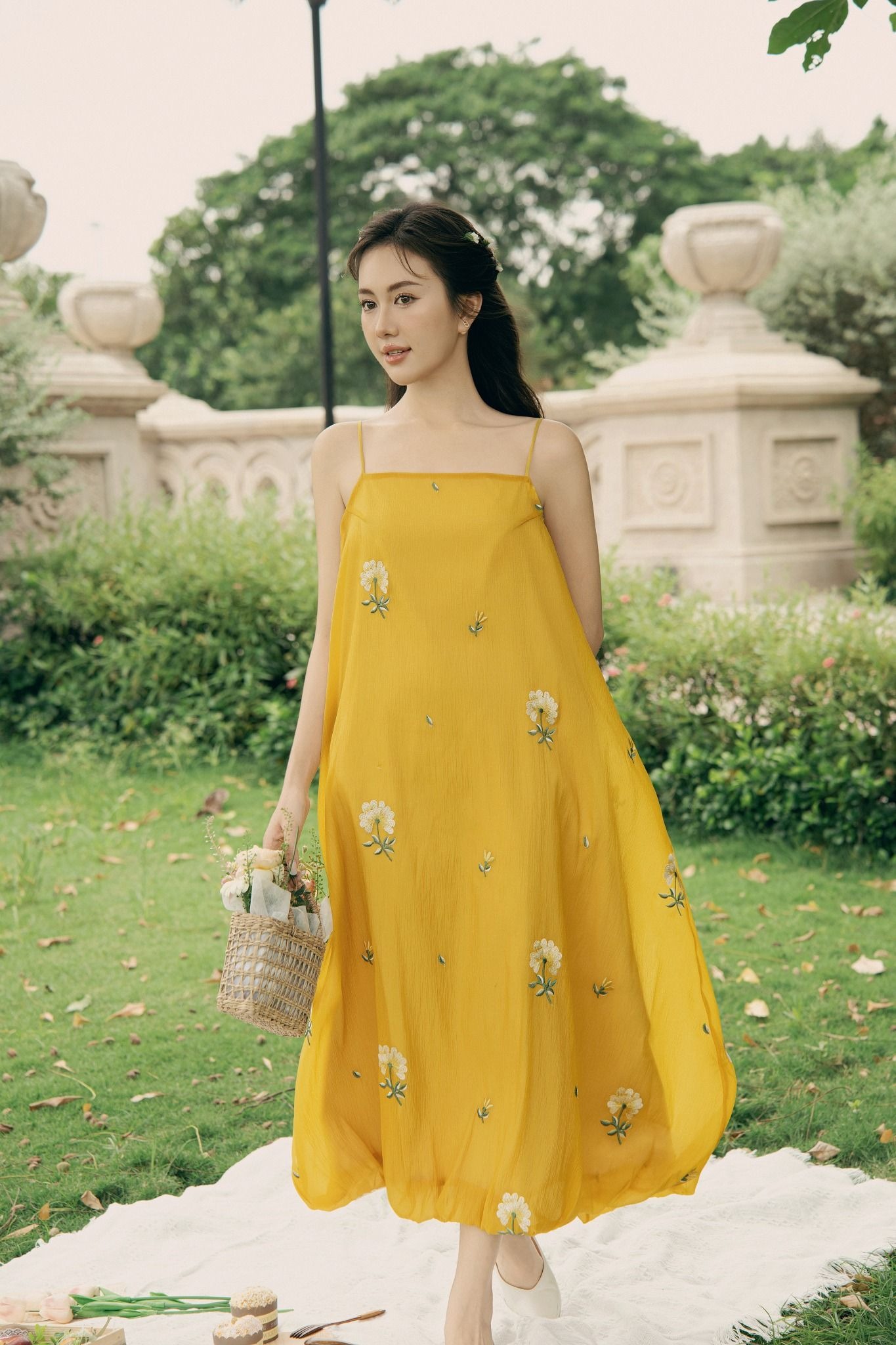 Les robes fleuries sont « l'arme » secrète pour un look printanier radieux - Photo 3. Váy hoa là ‘vũ khí’ bí mật cho vẻ ngoài rạng rỡ ngày xuân- Ảnh 3.