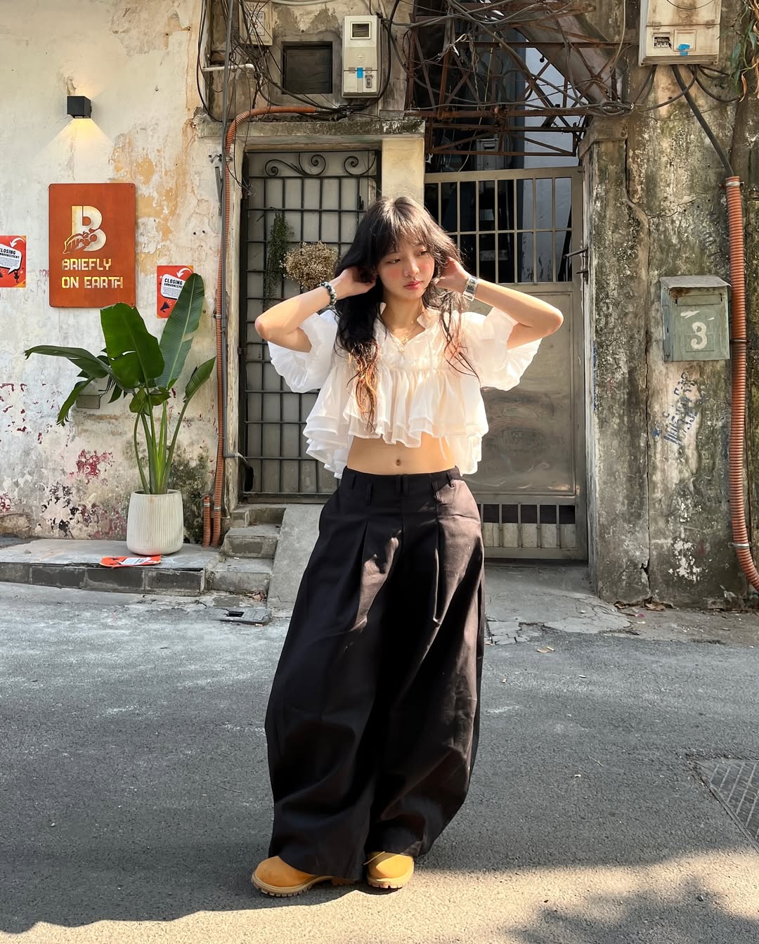 สง่างามและทันสมัยในสไตล์ 'สาวสะอาด' จากเสื้อเชิ้ตและเสื้อยืดสีขาว - ภาพที่ 7 Thanh thoát, hiện đại với phong cách 'clean girl' từ áo sơ mi, áo thun trắng- Ảnh 7.