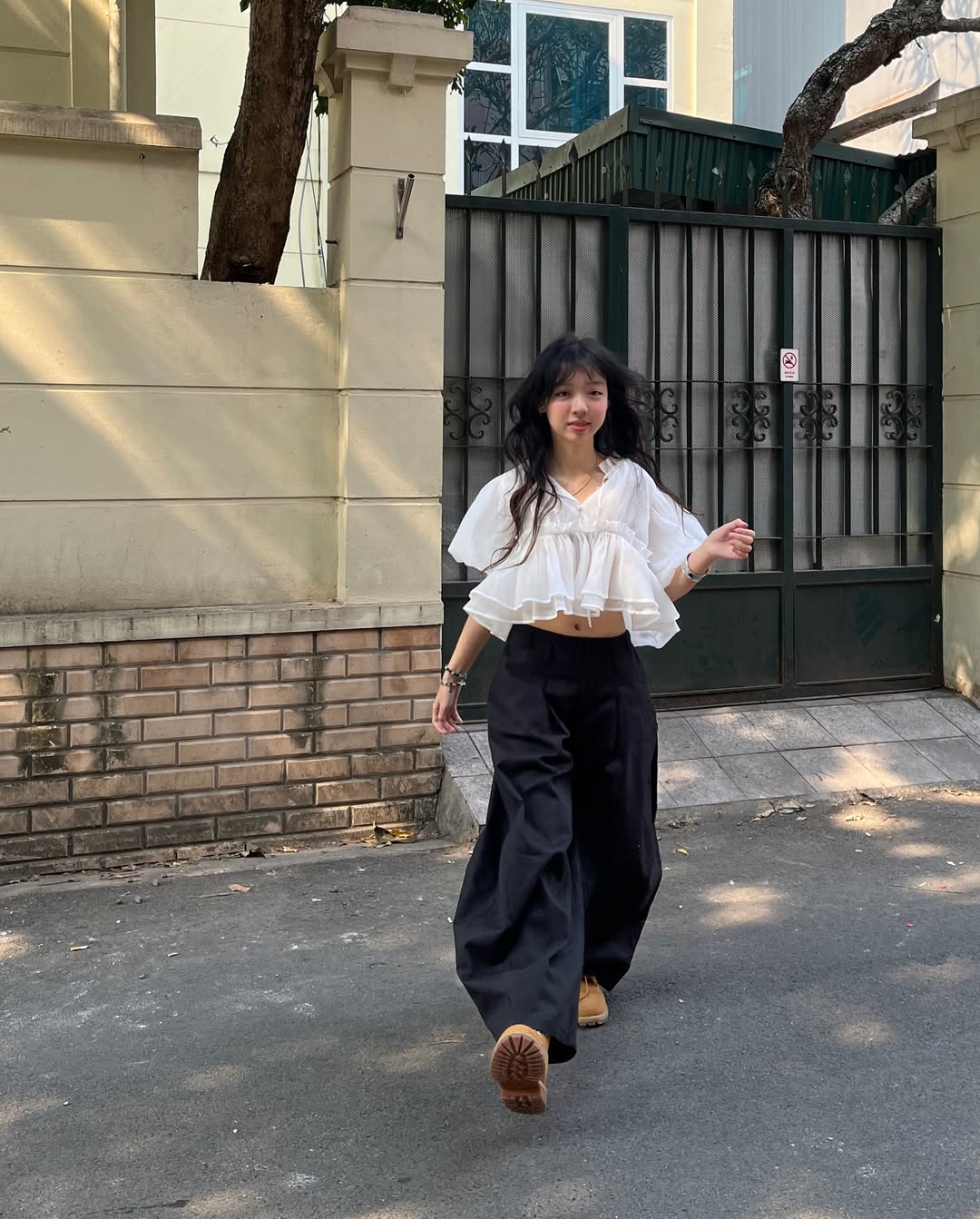 สง่างามและทันสมัยในสไตล์ 'สาวสะอาด' จากเสื้อเชิ้ตและเสื้อยืดสีขาว - ภาพที่ 6 Thanh thoát, hiện đại với phong cách 'clean girl' từ áo sơ mi, áo thun trắng- Ảnh 6.