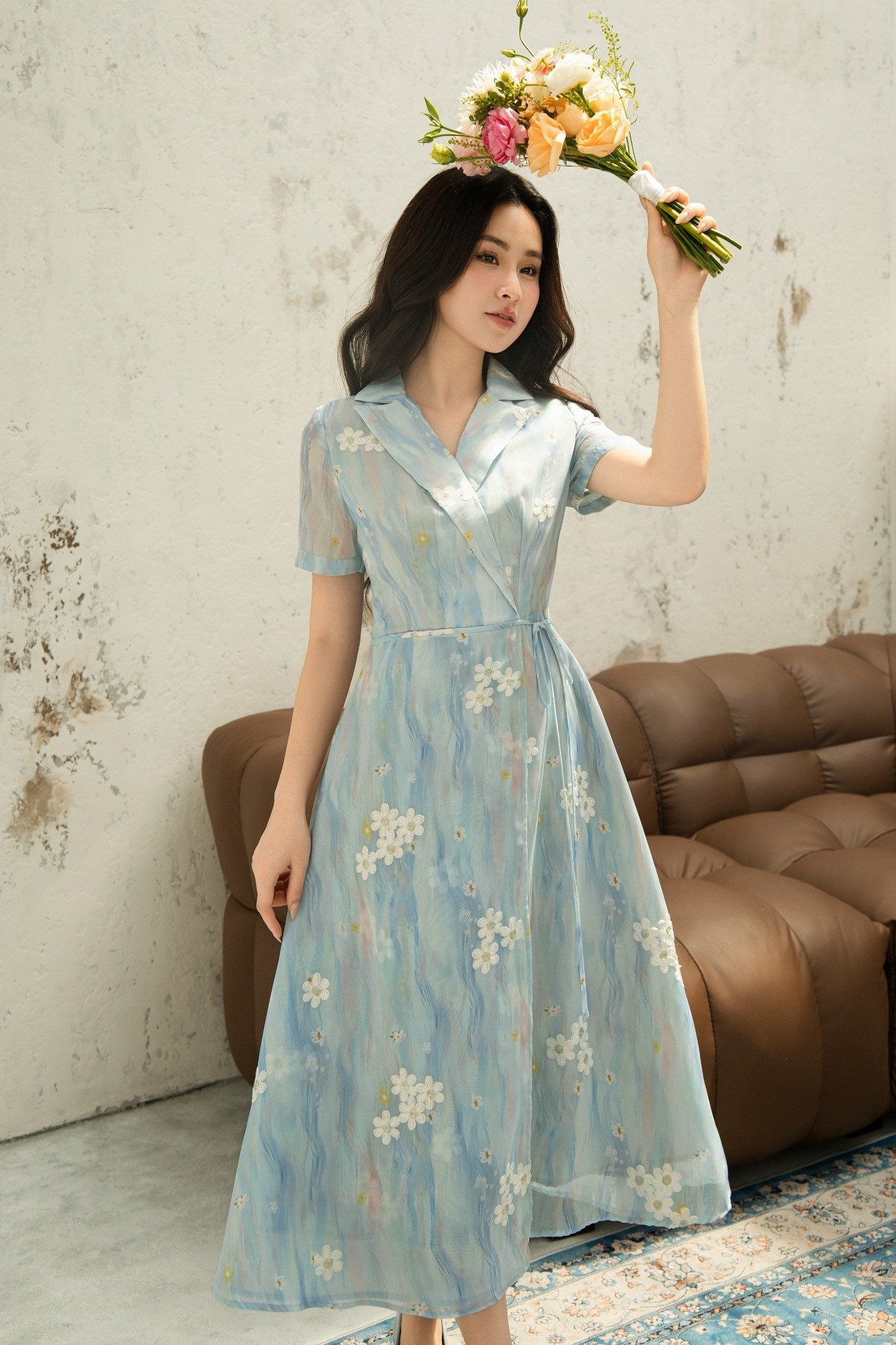 Les robes fleuries sont « l'arme » secrète pour un look printanier radieux - Photo 4. Váy hoa là ‘vũ khí’ bí mật cho vẻ ngoài rạng rỡ ngày xuân- Ảnh 4.