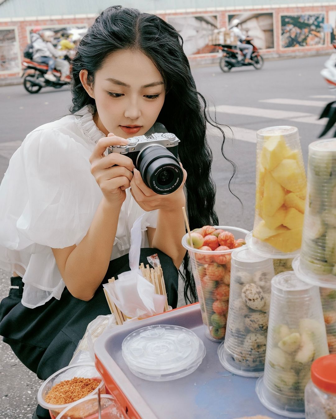 สง่างามและทันสมัยในสไตล์ 'สาวสะอาด' จากเสื้อเชิ้ตและเสื้อยืดสีขาว - ภาพที่ 3 Thanh thoát, hiện đại với phong cách 'clean girl' từ áo sơ mi, áo thun trắng- Ảnh 3.