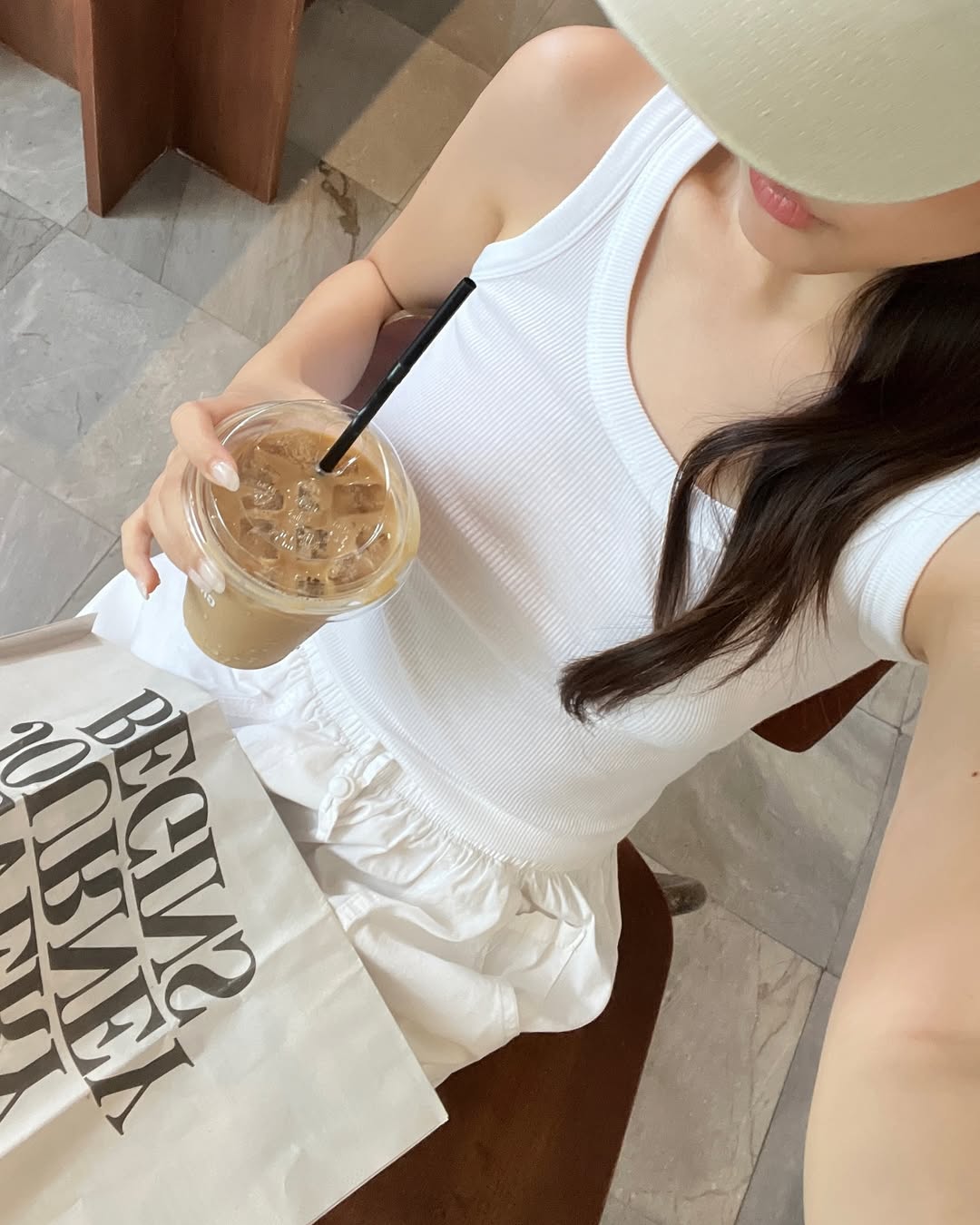 สง่างามและทันสมัยในสไตล์ 'สาวสะอาด' จากเสื้อเชิ้ตและเสื้อยืดสีขาว - ภาพที่ 10 Thanh thoát, hiện đại với phong cách 'clean girl' từ áo sơ mi, áo thun trắng- Ảnh 10.