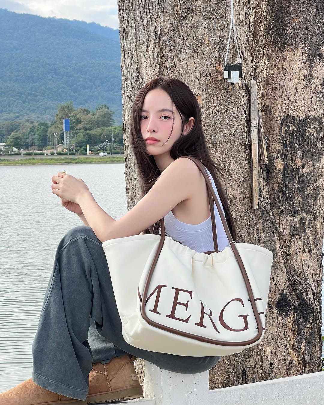 ເປີດເຜີຍກະເປົາຖື 'ອະເນກປະສົງ' ສໍາລັບສາວໆທີ່ມີສະໄຕລ໌ - ຮູບ 8. Bật mí những mẫu túi xách ‘đa năng’ dành cho cô nàng sành điệu- Ảnh 8.