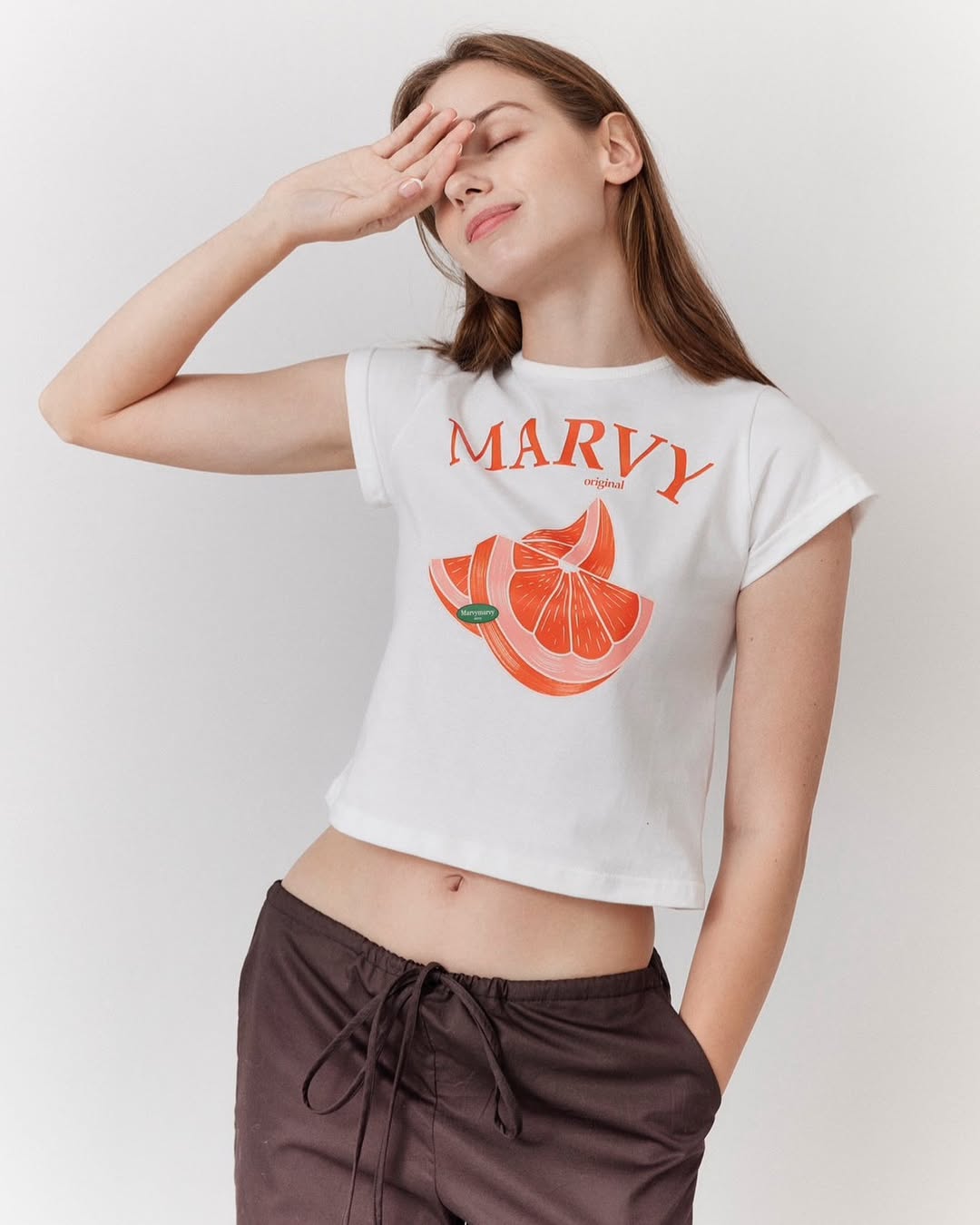 สง่างามและทันสมัยในสไตล์ 'สาวสะอาด' จากเสื้อเชิ้ตและเสื้อยืดสีขาว - ภาพที่ 11 Thanh thoát, hiện đại với phong cách 'clean girl' từ áo sơ mi, áo thun trắng- Ảnh 11.