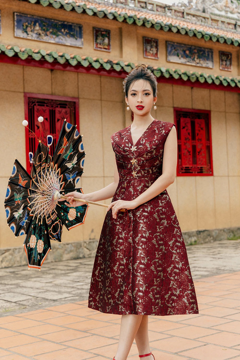 Les robes fleuries sont « l'arme » secrète pour un look printanier radieux - Photo 7. Váy hoa là ‘vũ khí’ bí mật cho vẻ ngoài rạng rỡ ngày xuân- Ảnh 7.
