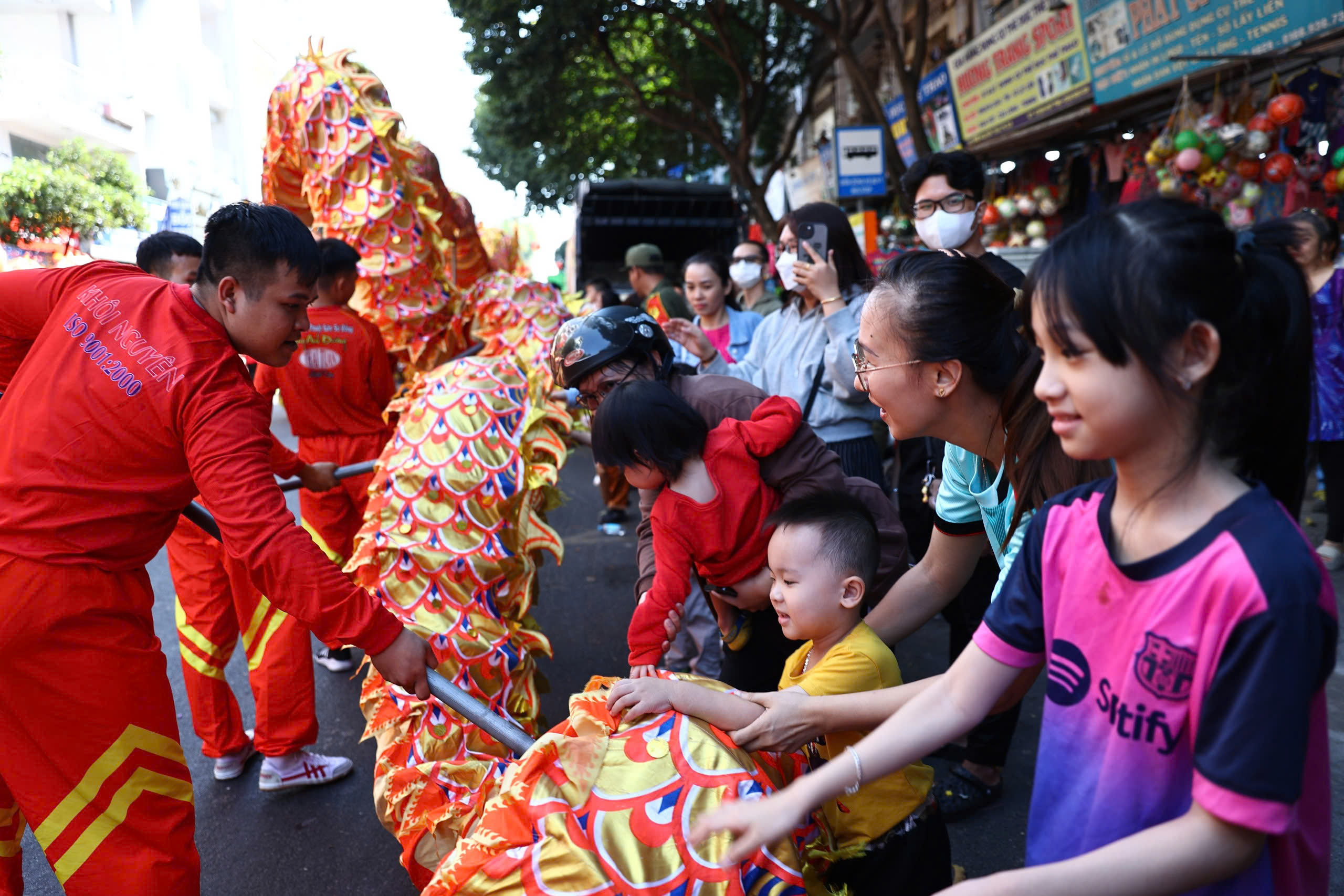 Đông nghẹt người ở Chợ Lớn xem lễ Nghinh Ông Quan Thánh xuất du- Ảnh 8.