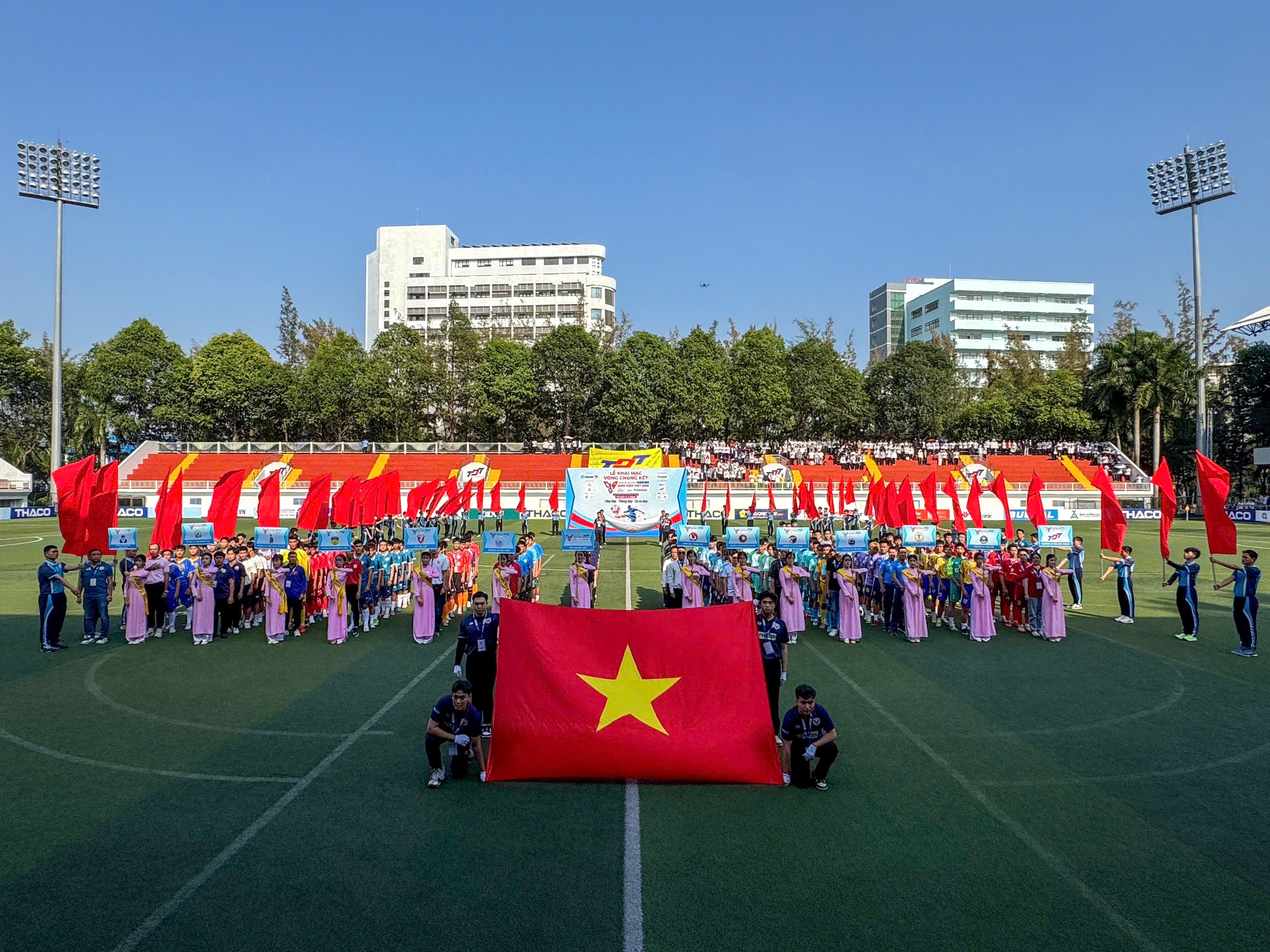 Rộn ràng mở màn 16 ngày tranh tài, 12 đội bóng, tổng giải thưởng 800 triệu đồng- Ảnh 6. Rộn ràng mở màn 16 ngày tranh tài, 12 đội bóng, tổng giải thưởng 800 triệu đồng- Ảnh 6.