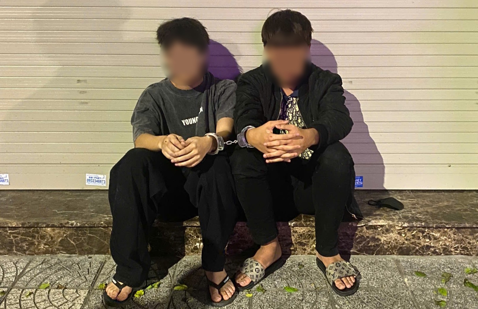 Đà Nẵng: Bắt 2 côn đồ ngông cuồng mang theo kiếm Nhật 'gặp đâu chém đó'- Ảnh 3. Đà Nẵng: Bắt 2 côn đồ ngông cuồng mang theo kiếm Nhật 'gặp đâu chém đó'- Ảnh 3.