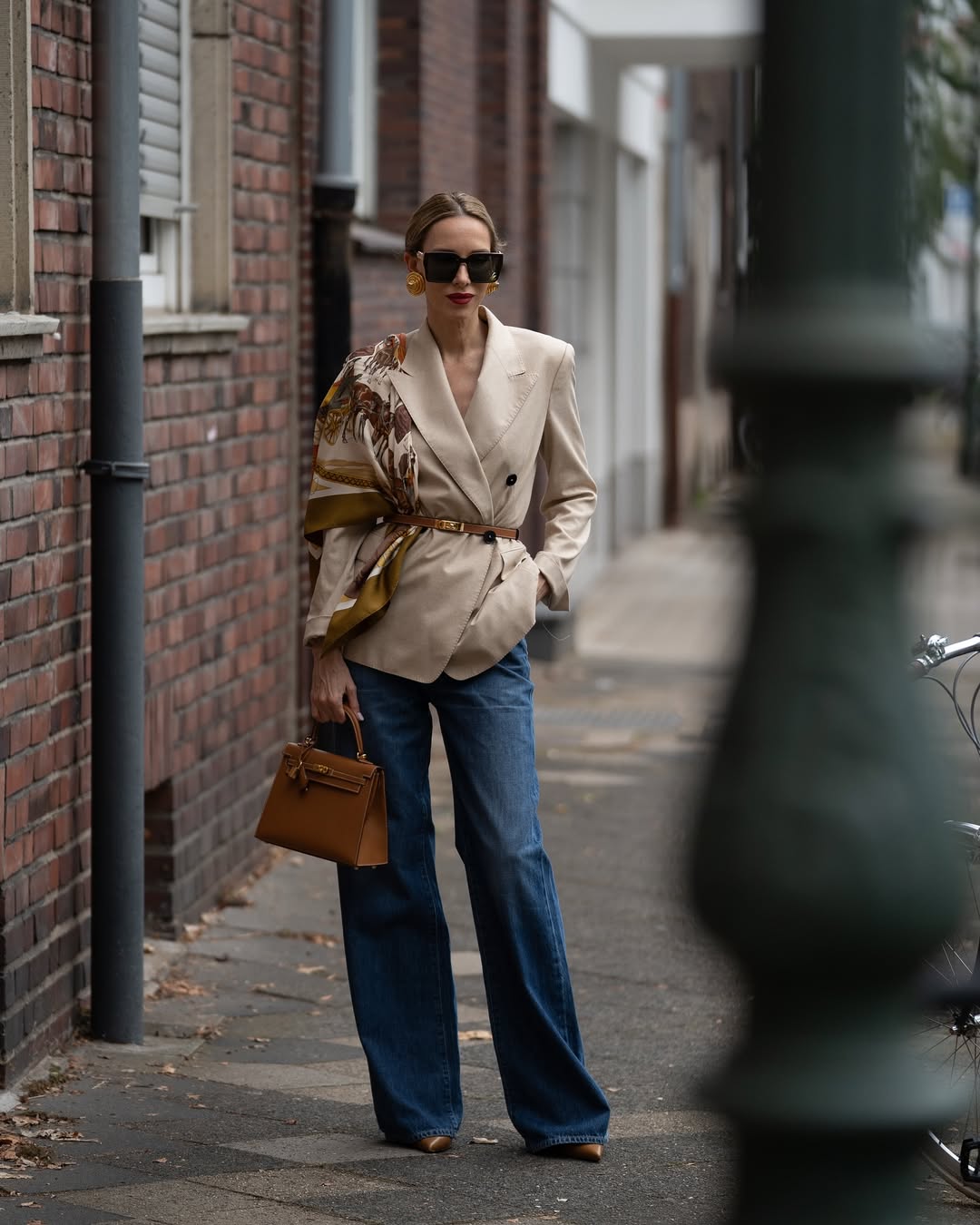 Sako, džíny a dlouhá sukně - nadčasová elegance - Foto 4. Áo blazer, quần jeans và váy dài - vẻ đẹp sang trọng vượt thời gian- Ảnh 4.