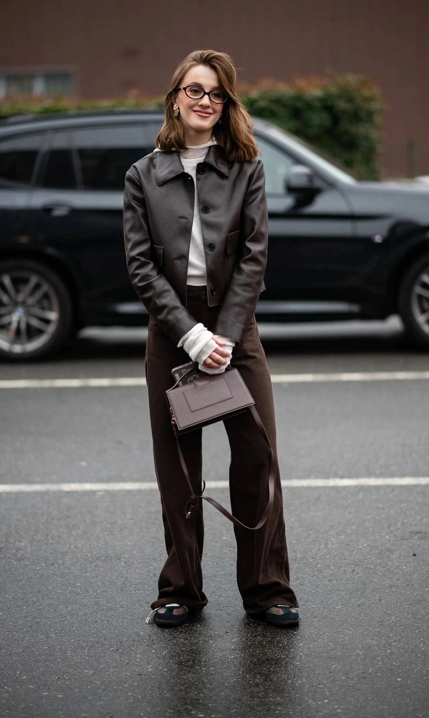 Extrémně cool outfitové kombinace z kanceláře do ulice podle nejnovějších trendů - Foto 2. Phối đồ cực đỉnh từ công sở tới đường phố theo xu hướng mới nhất- Ảnh 2.