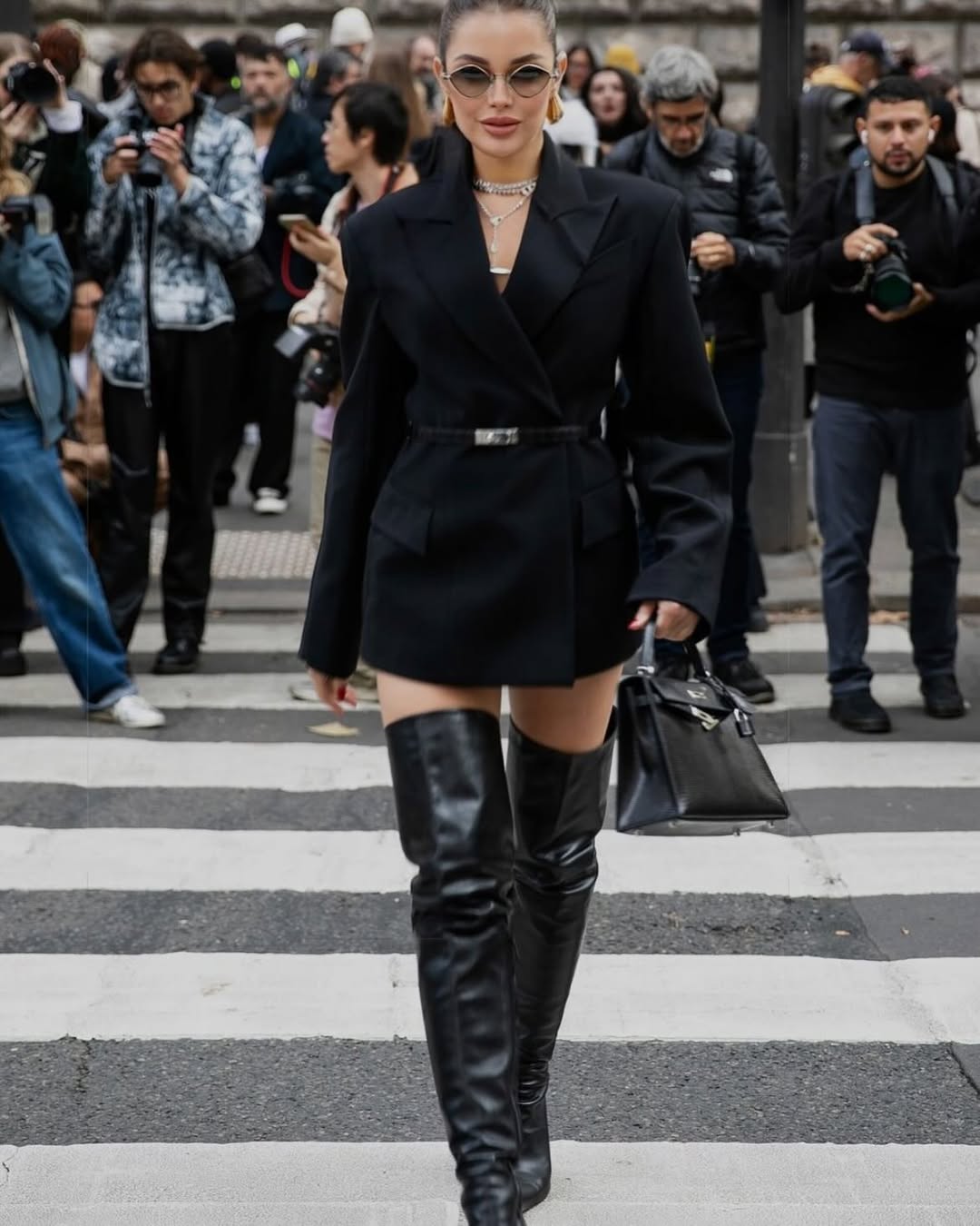 Extrémně cool outfitové kombinace z kanceláře do ulice podle nejnovějších trendů - Foto 7. Phối đồ cực đỉnh từ công sở tới đường phố theo xu hướng mới nhất- Ảnh 7.