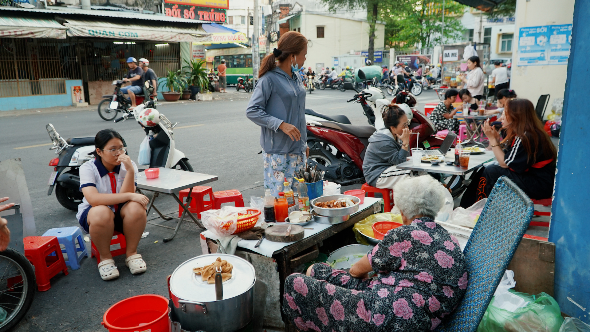 Đầu bếp vỉa hè U.90: 40 năm xào hủ tiếu... bạc tóc- Ảnh 3.