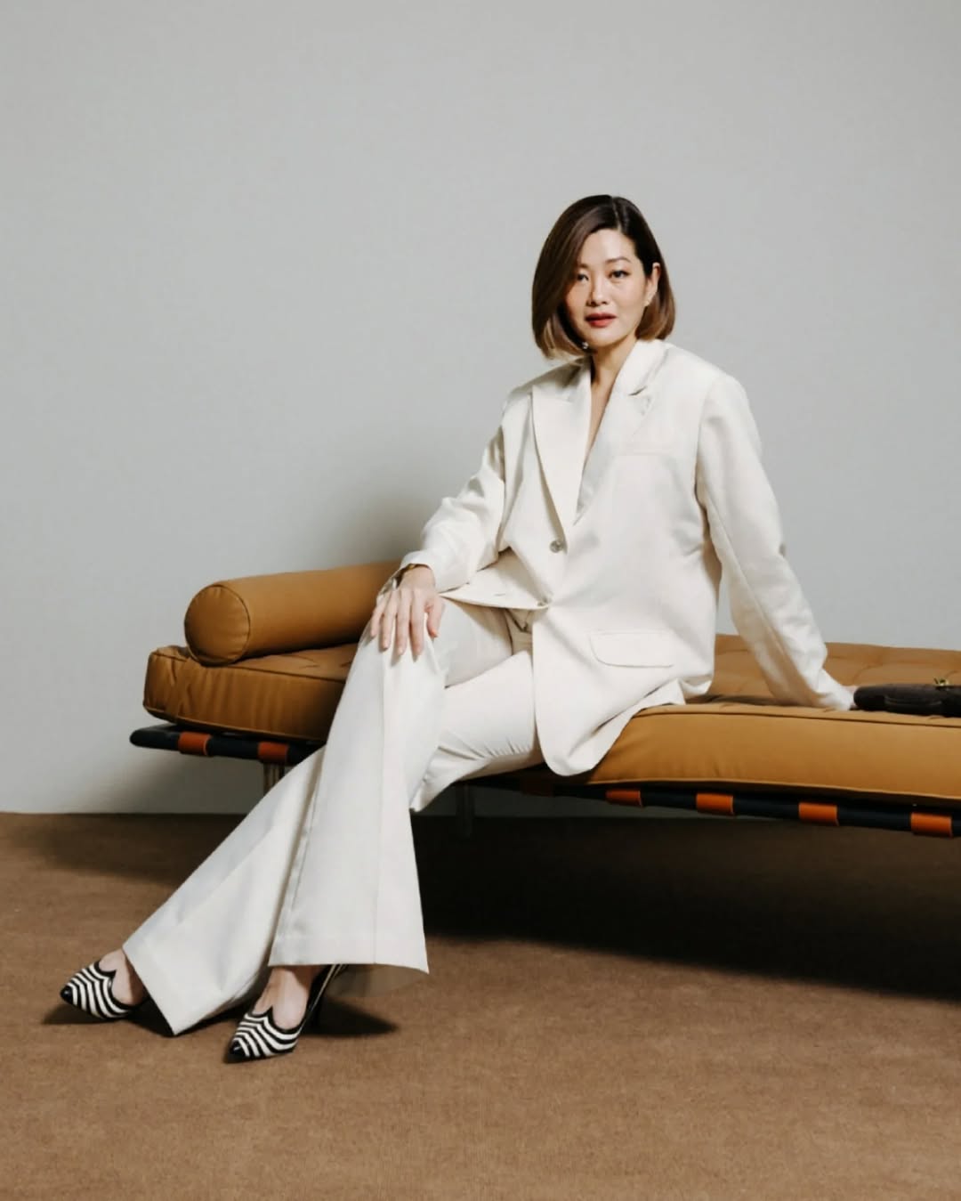 Extrémně cool outfitové kombinace z kanceláře do ulice podle nejnovějších trendů - Foto 4. Phối đồ cực đỉnh từ công sở tới đường phố theo xu hướng mới nhất- Ảnh 4.