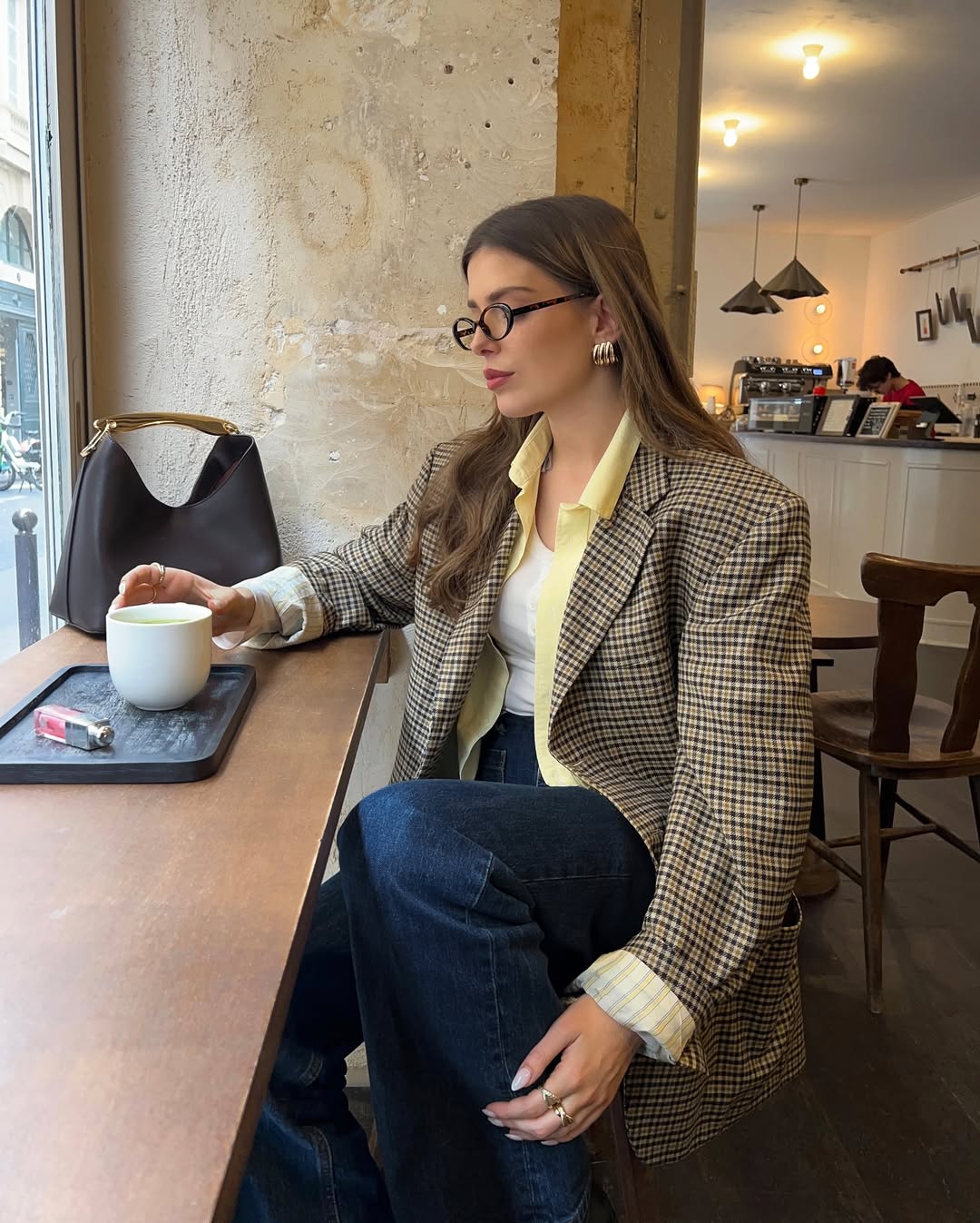 Sako, džíny a dlouhá sukně - nadčasová elegance - Foto 3. Áo blazer, quần jeans và váy dài - vẻ đẹp sang trọng vượt thời gian- Ảnh 3.