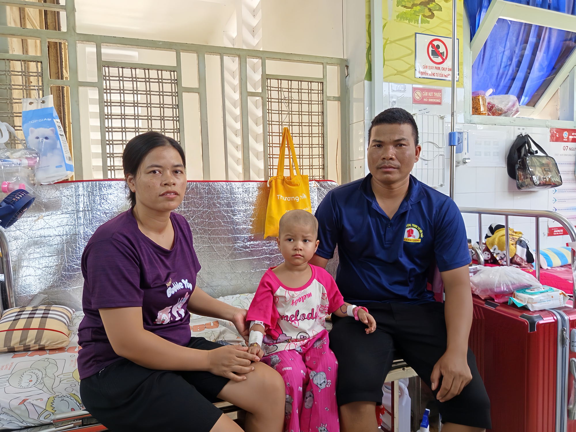 Con muốn sống: ‘Cả làng tôi không biết ung thư là bệnh gì’
- Ảnh 1. Con muốn sống: ‘Cả làng tôi không biết ung thư là bệnh gì’
- Ảnh 1.
